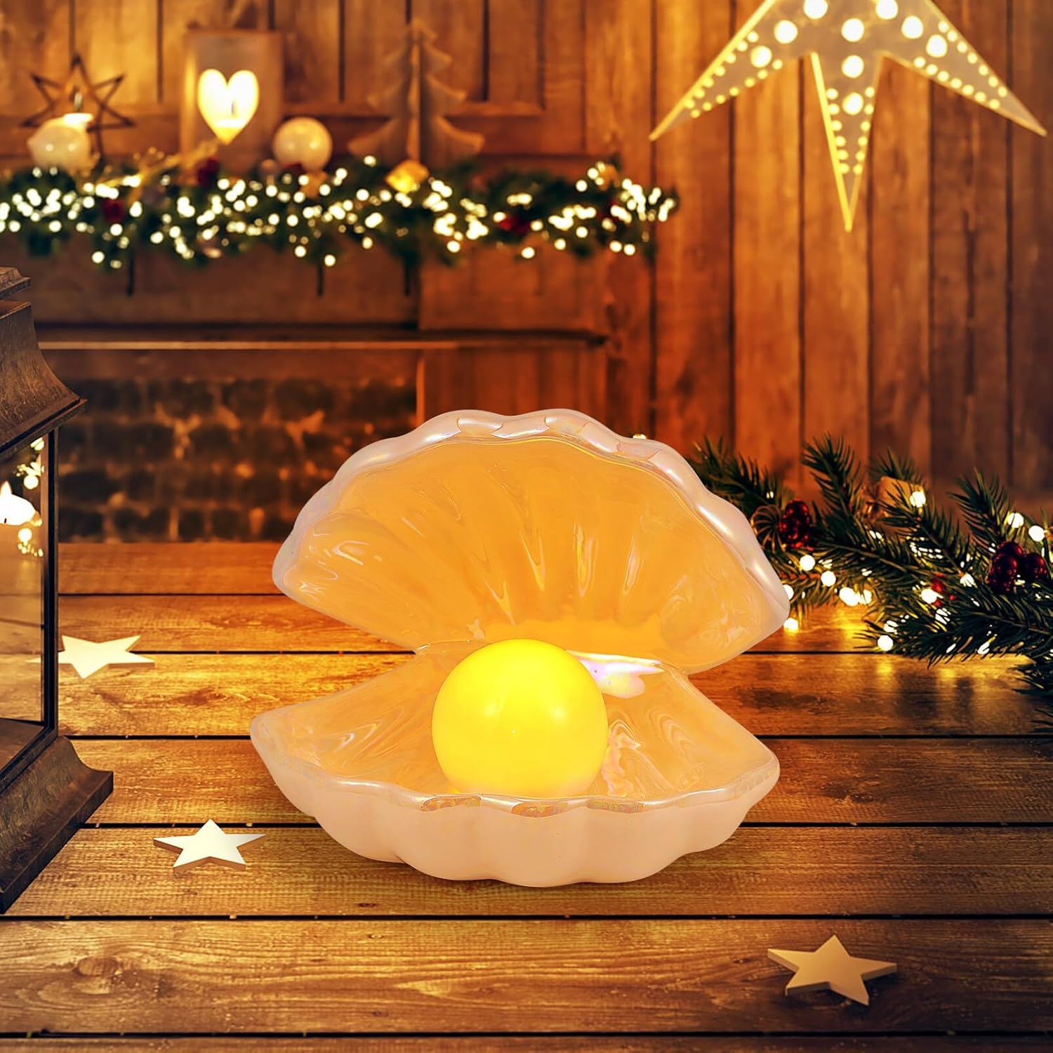 Beleuchtete Muschel mit heller Perle auf Holztisch vor weihnachtlichem Hintergrund.