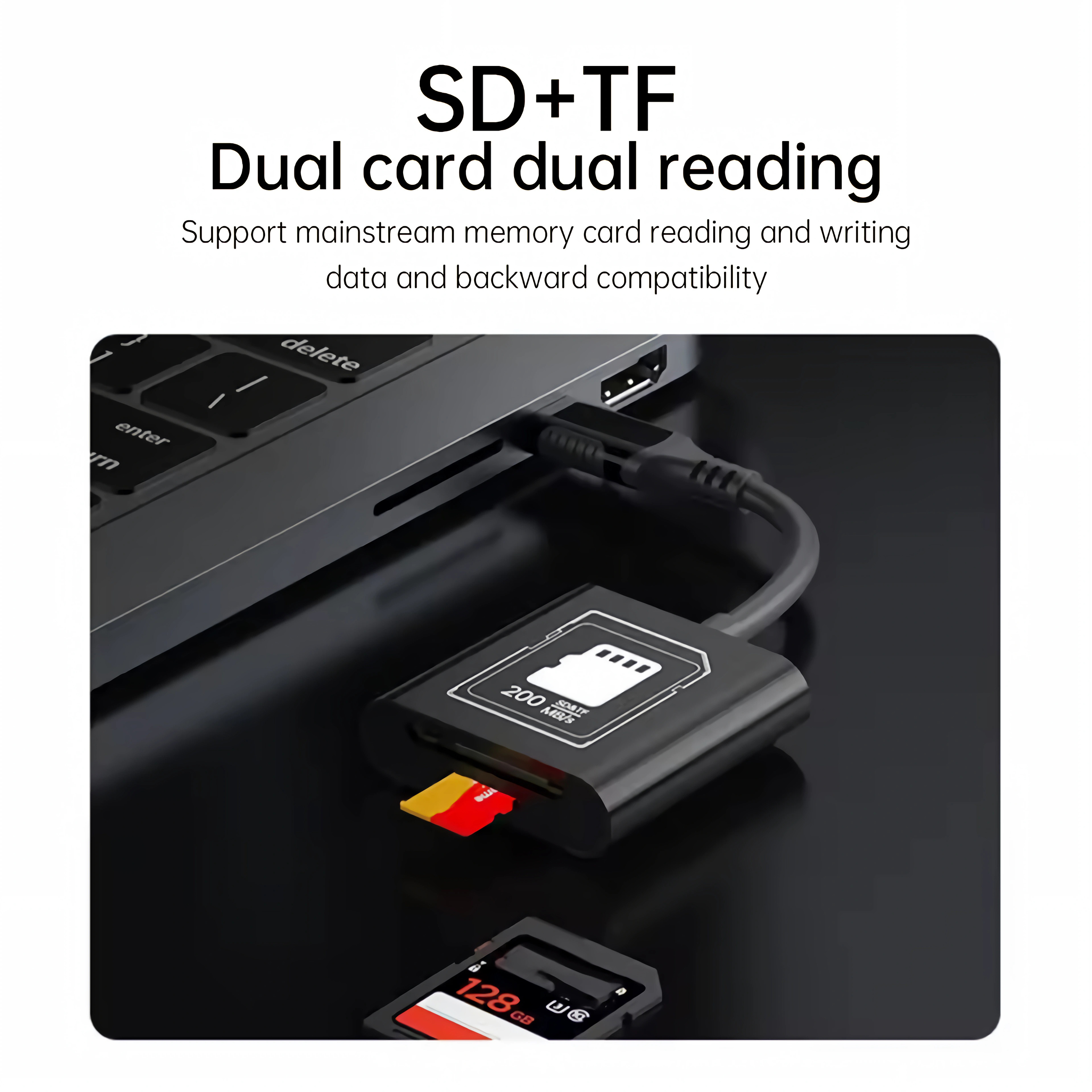SD- und TF-Kartenleser verbunden mit einem Laptop, mit einer SD-Karte im Vordergrund.