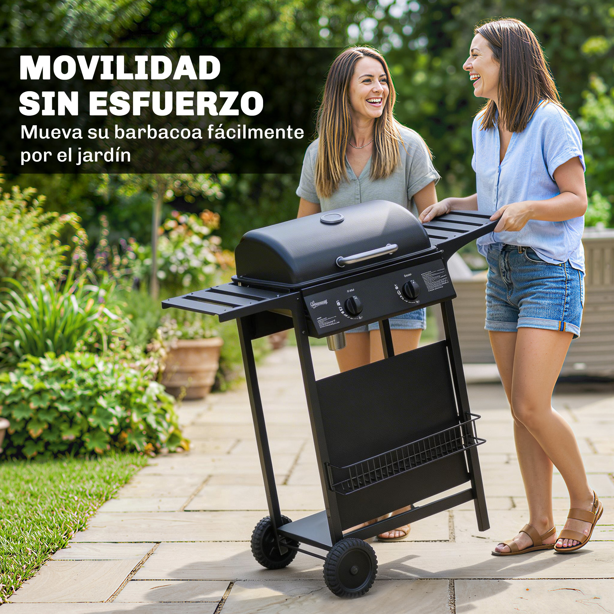 Dos mujeres sonrientes mueven una barbacoa de gas negra en un patio.