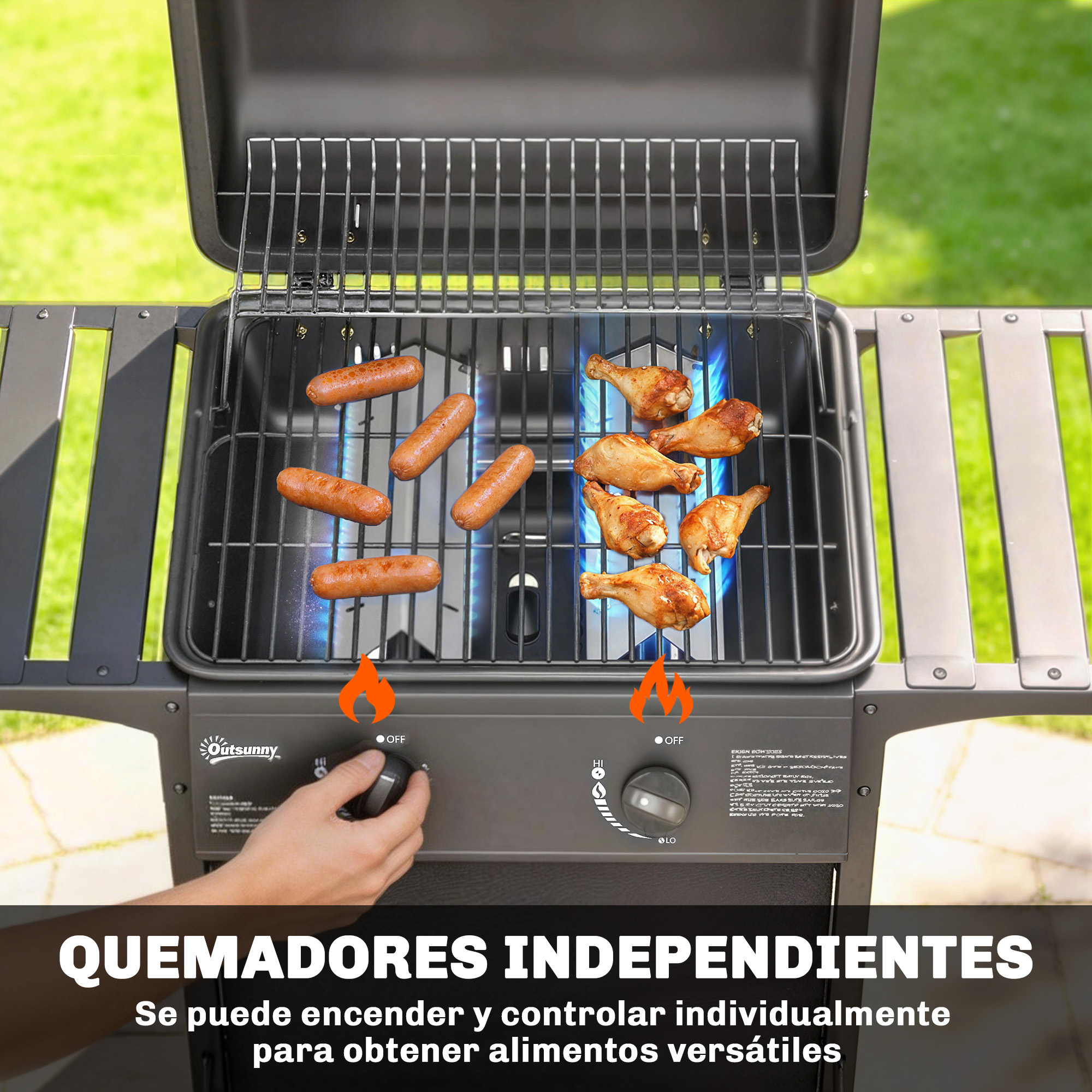 Una parrilla de gas al aire libre con salchichas y pollo en la rejilla, mientras una mano ajusta una perilla.