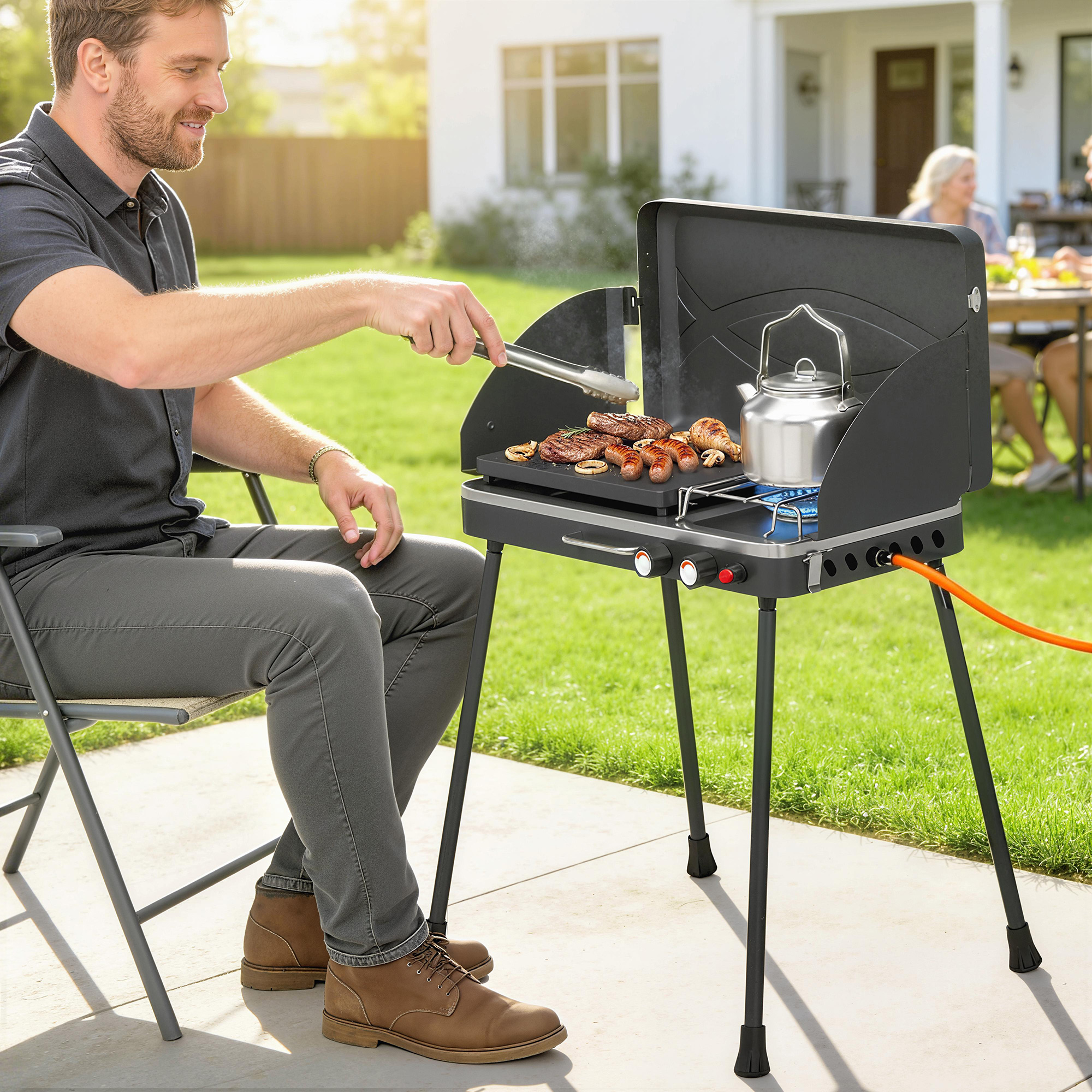 Un hombre sentado al aire libre asa carne en una estufa de camping portátil con tetera.