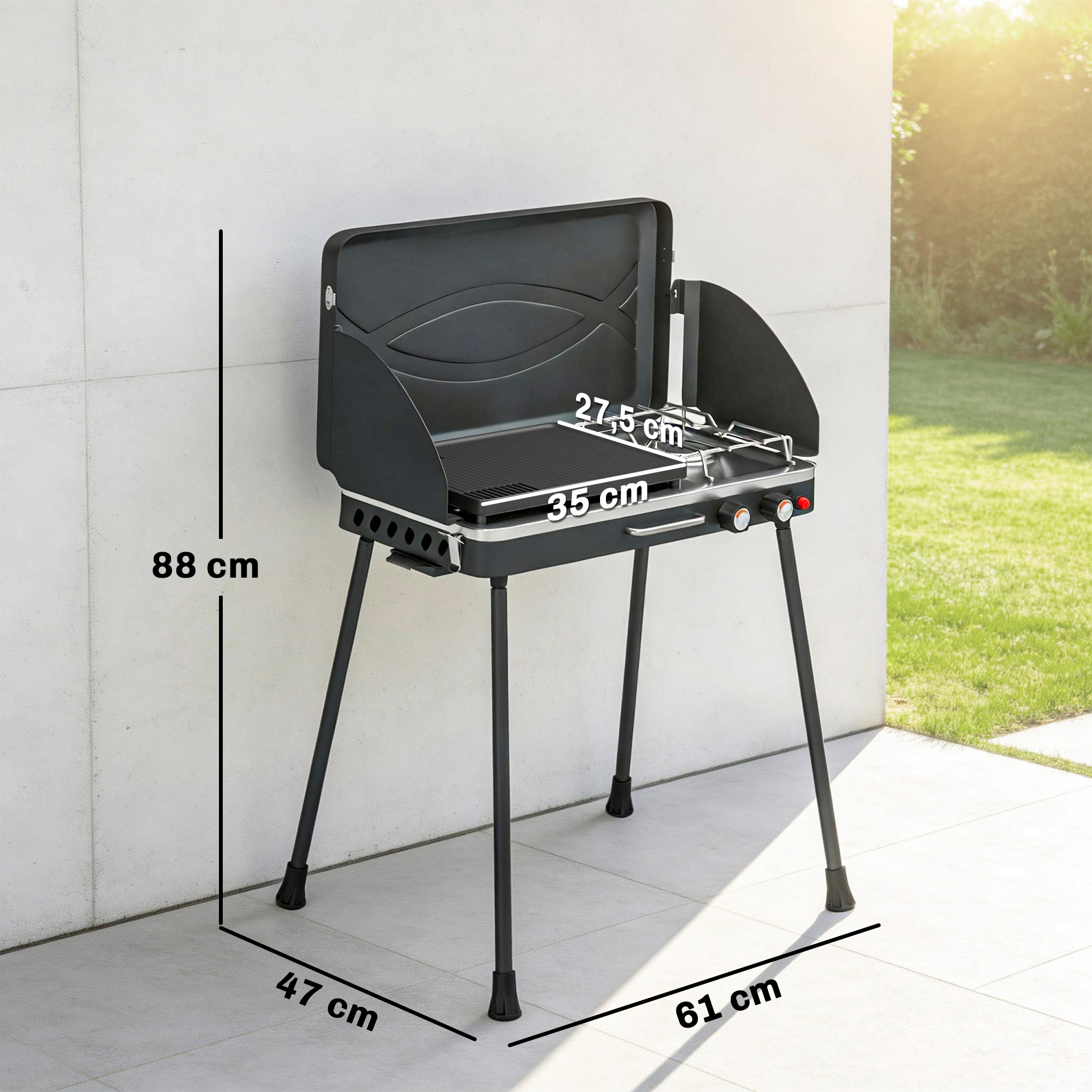 Parrilla de gas negra con patas frente a una pared blanca y fondo de césped, con medidas de dimensiones.
