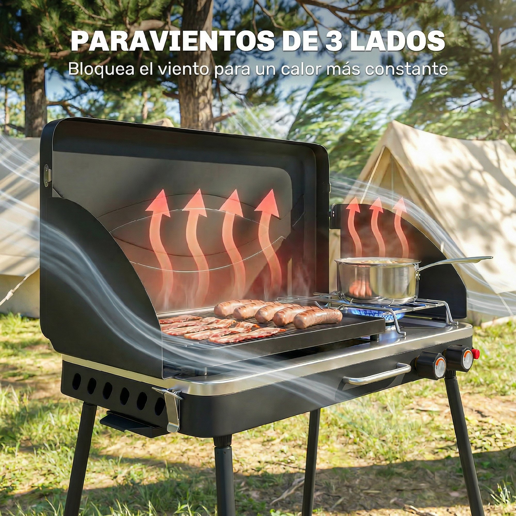 Una estufa de camping con parabrisas de 3 lados cocina salchichas y tocino, con tiendas y árboles al fondo.