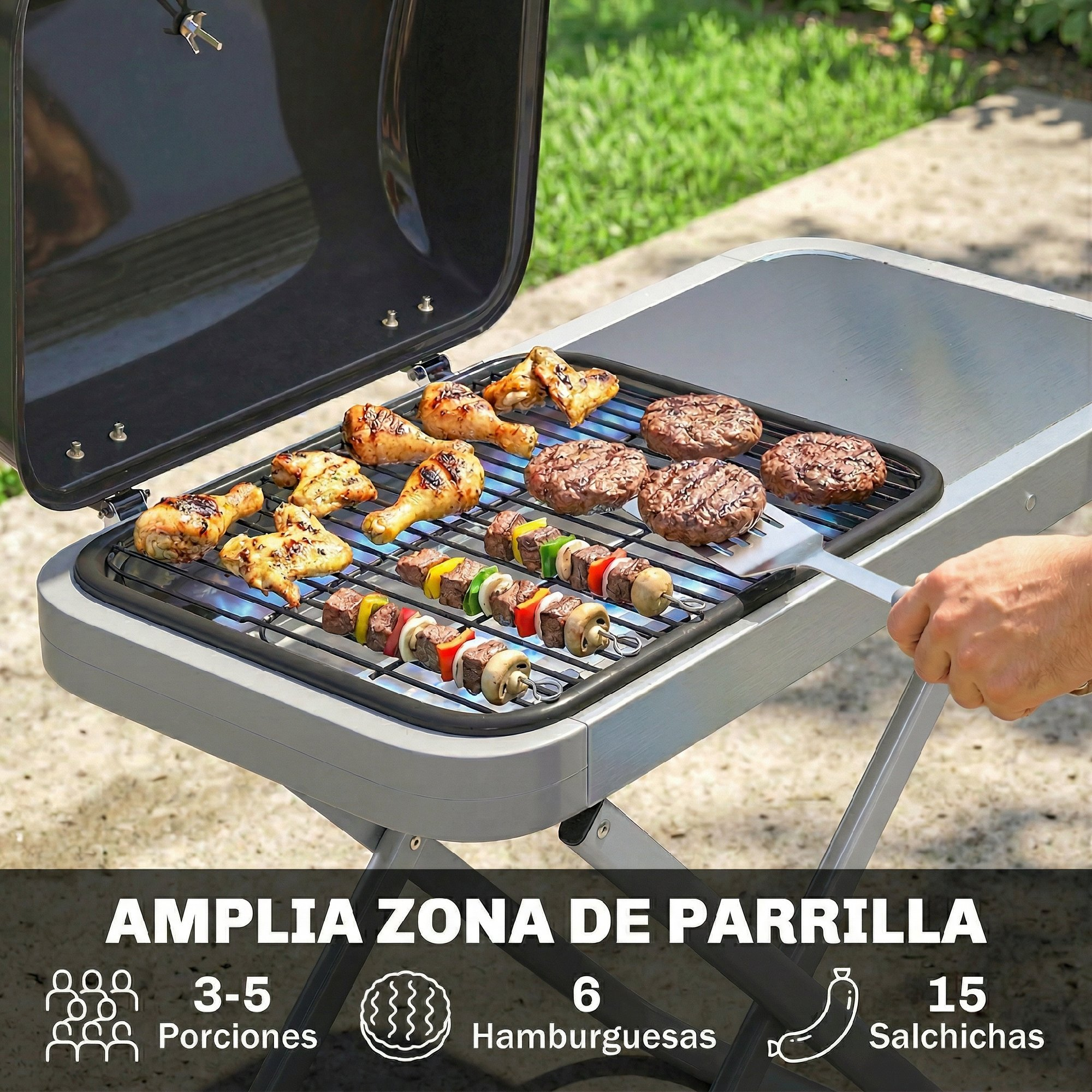 Parrilla al aire libre con piezas de pollo, hamburguesas y brochetas.