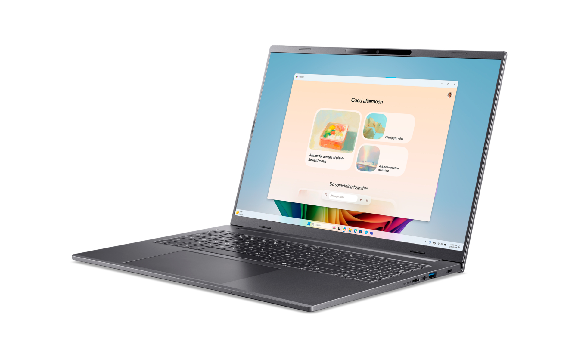 Ein grauer Laptop steht auf weißem Hintergrund und zeigt eine geöffnete Benutzeroberfläche auf dem Bildschirm.