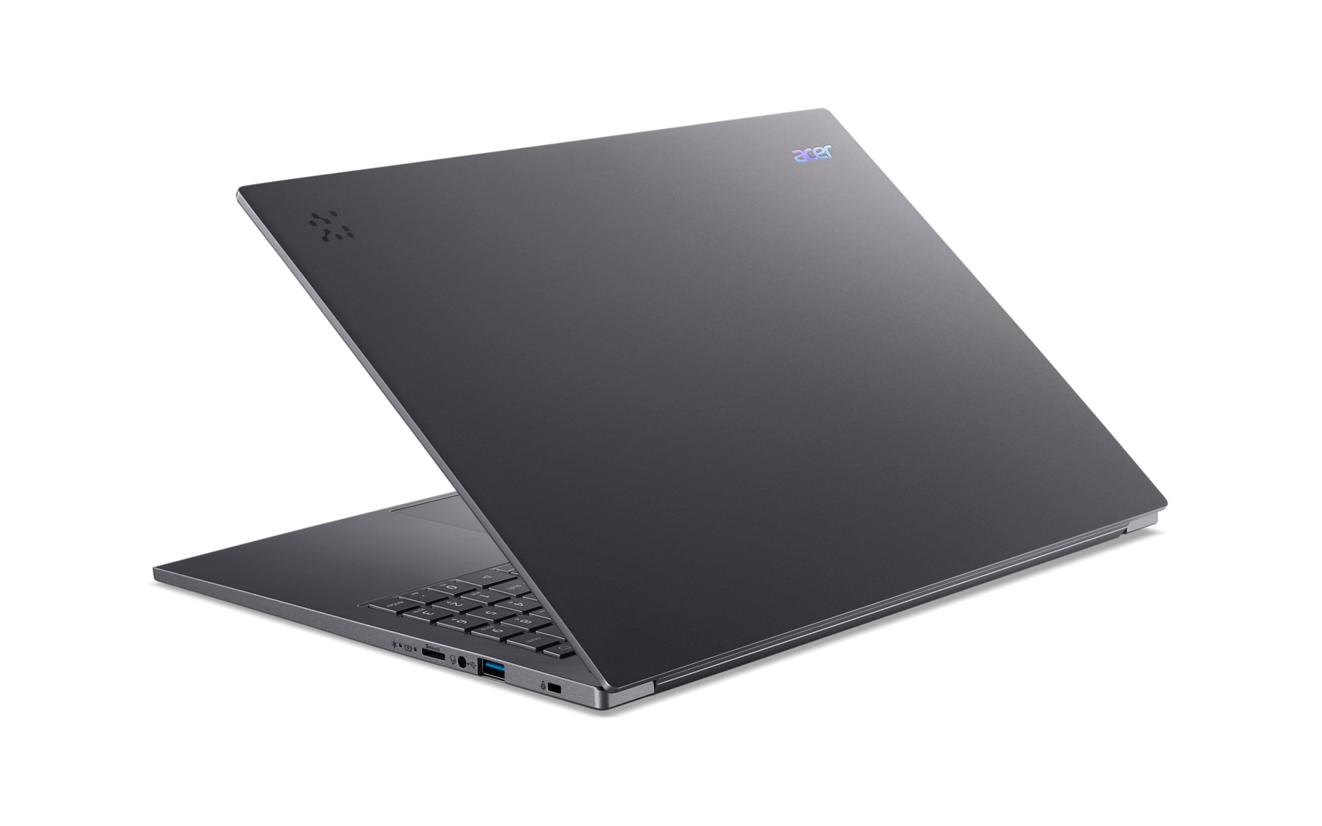 Ein geschlossener, dunkler Acer-Laptop auf weißem Hintergrund, mit sichtbaren Anschlüssen.