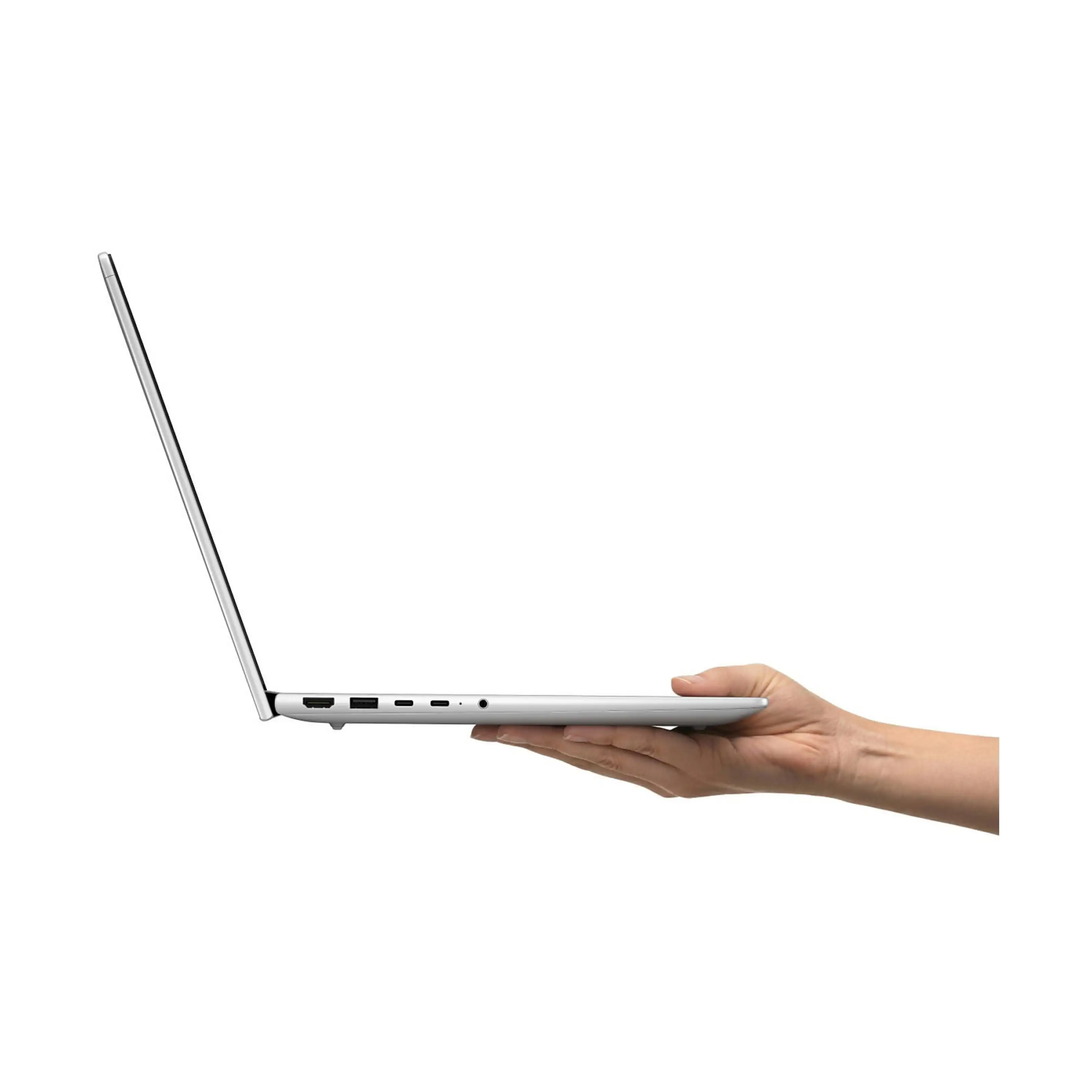 Una mano tiene un computer portatile argentato aperto di profilo su sfondo bianco.