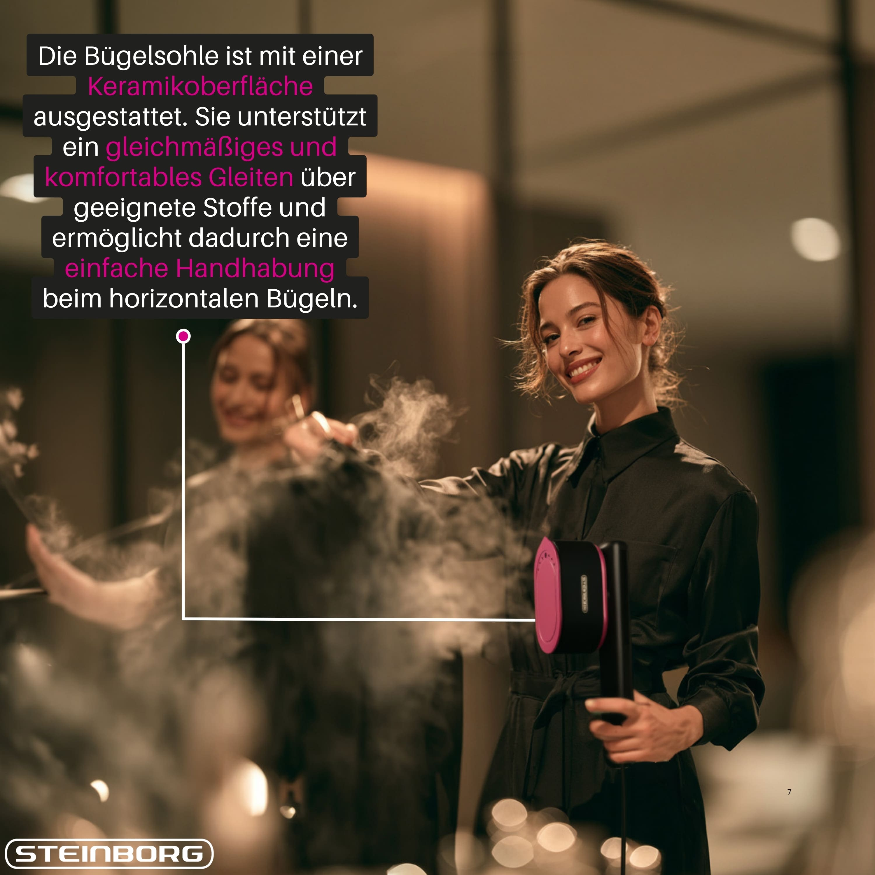 Eine Frau in Schwarz hält einen Dampfblätter mit Keramiksohle, während Dampf aufsteigt.