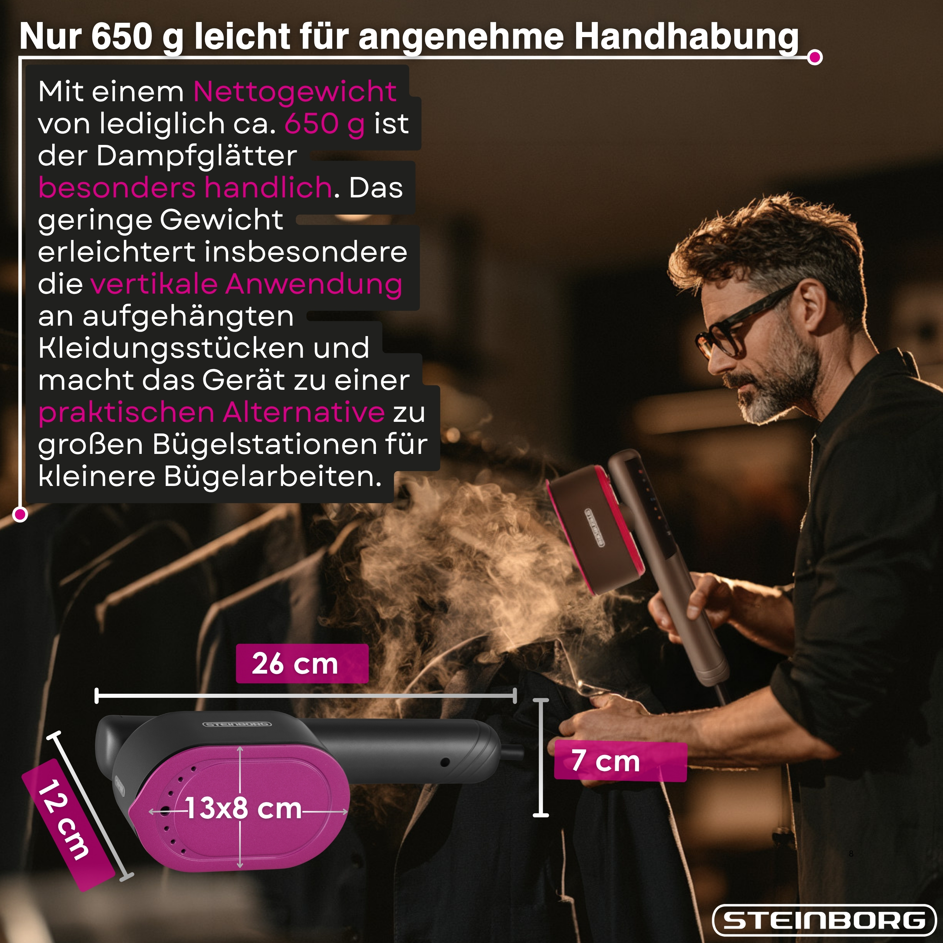 Ein Mann nutzt einen leichten Handdampfglätter an einem Kleidungsstück mit Maßen und Text.