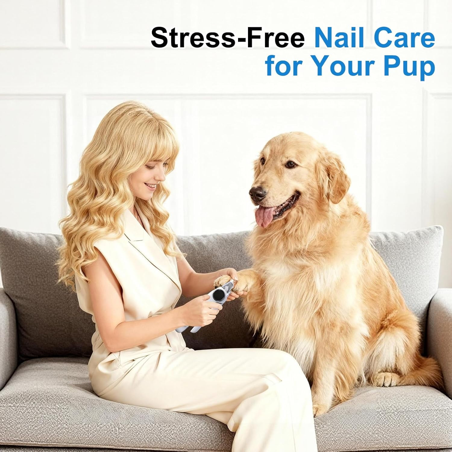 Eine blonde Frau sitzt auf einem grauen Sofa und schneidet ihrem Golden Retriever die Krallen.