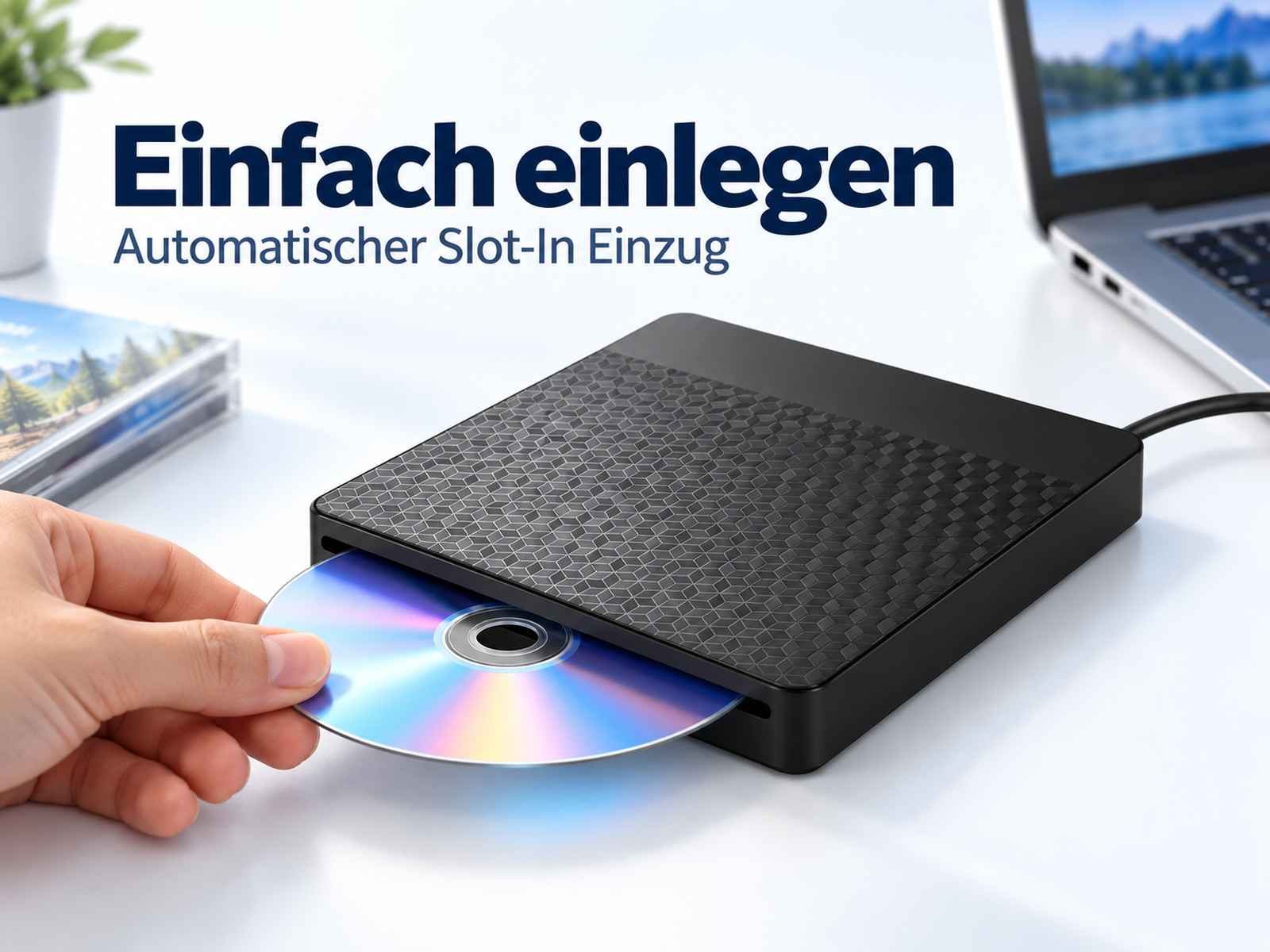 Hand legt CD in ein schlankes, schwarzes externes CD-Laufwerk auf hellem Tisch.