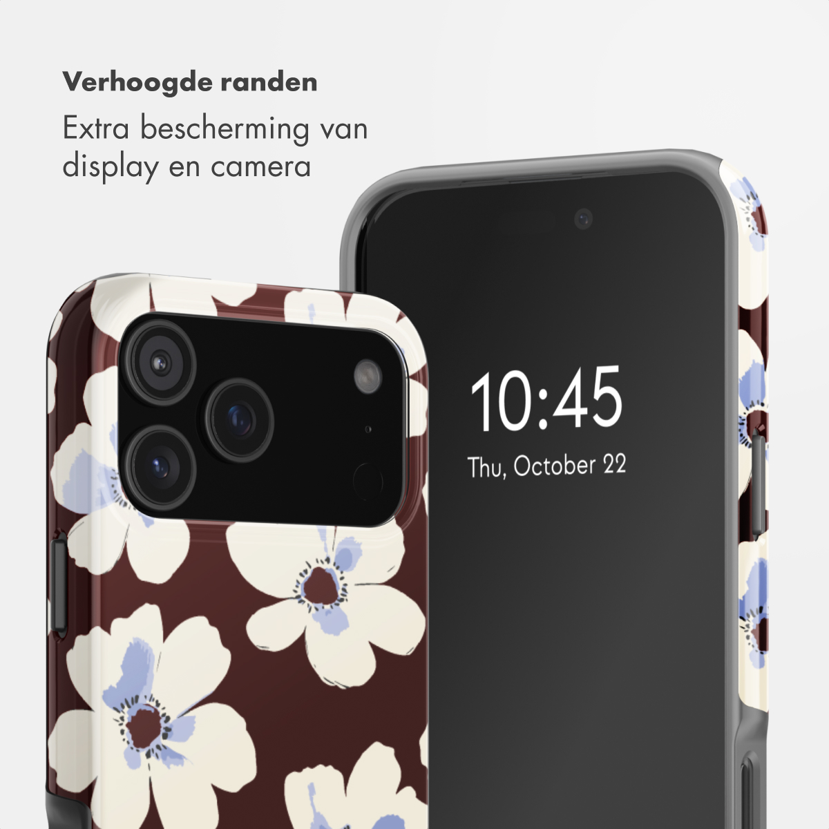 Smartphone in bruine hoes met wit bloemmotief, display toont 10:45.