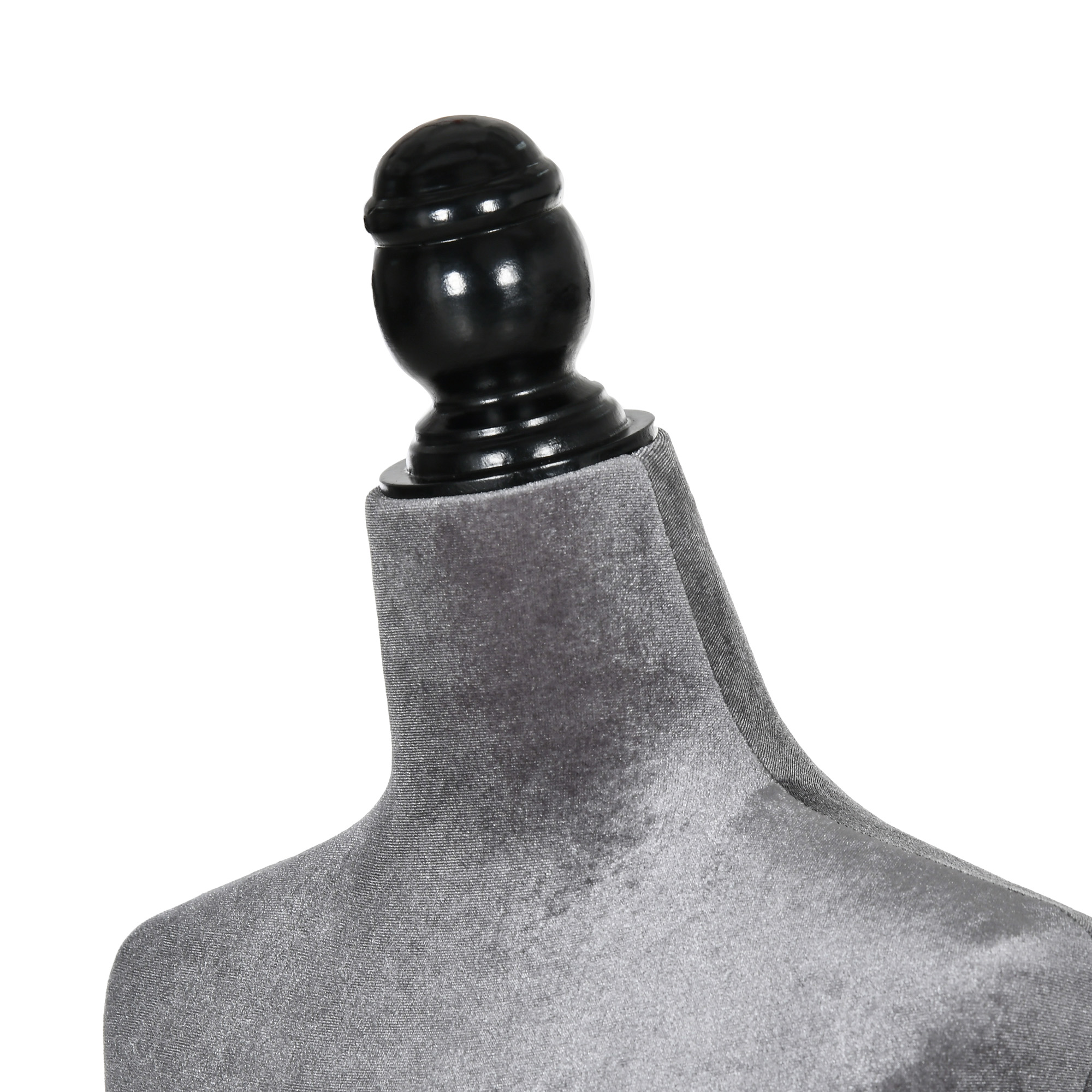 Primer plano de un torso de maniquí de terciopelo gris con un remate de madera negra brillante sobre fondo blanco.