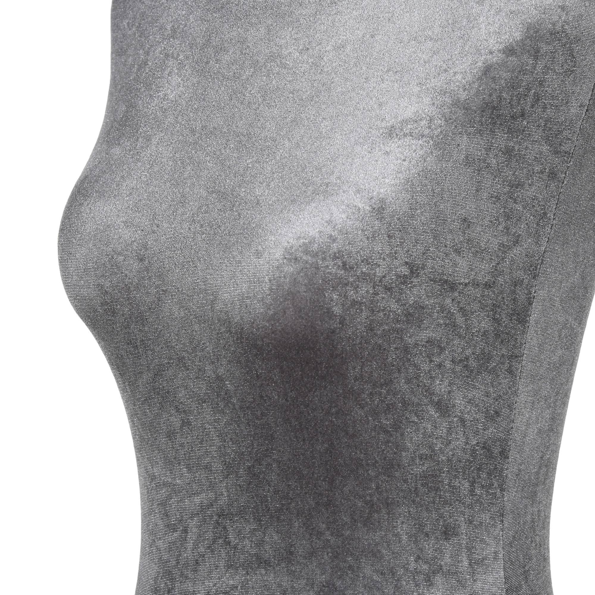 Primer plano de una textura de tela de terciopelo gris en un torso de maniquí.