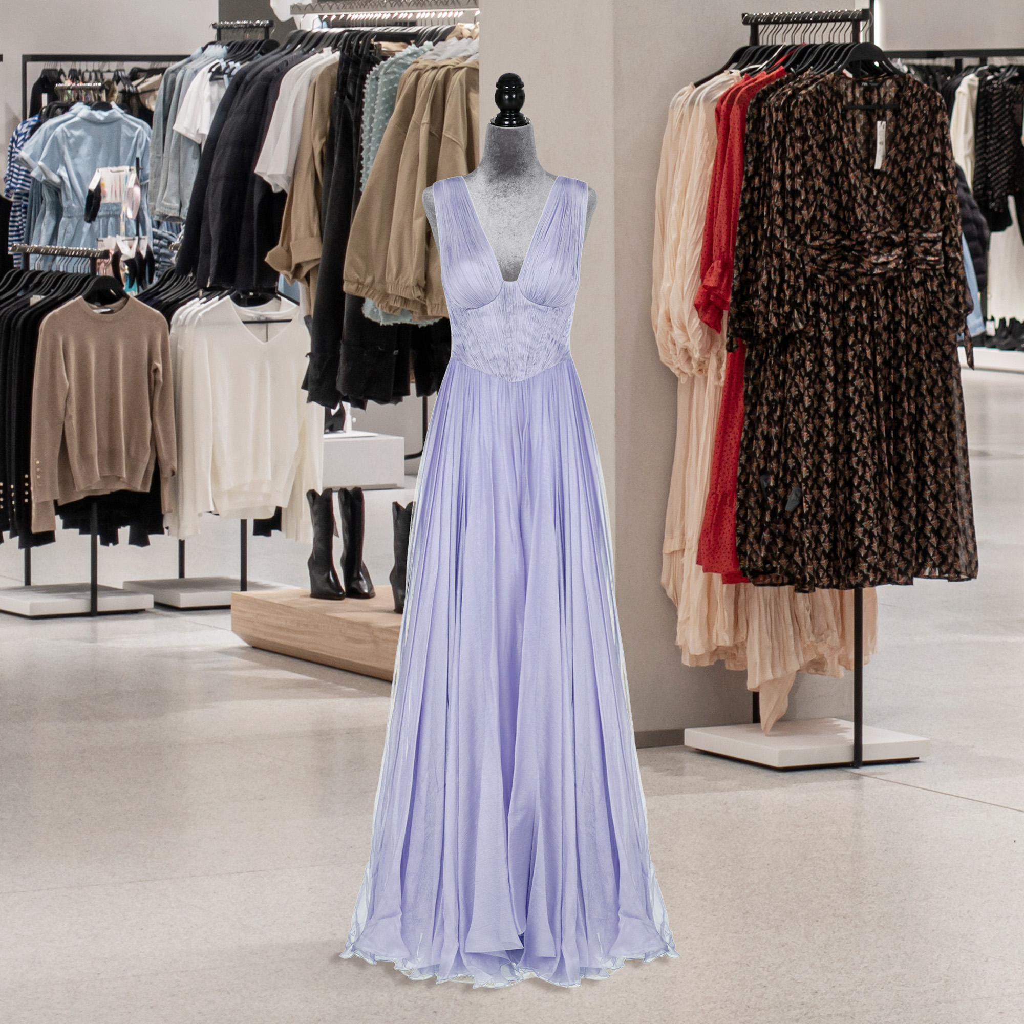 Un vestido de noche morado con cuello en V en un maniquí dentro de una tienda de ropa.