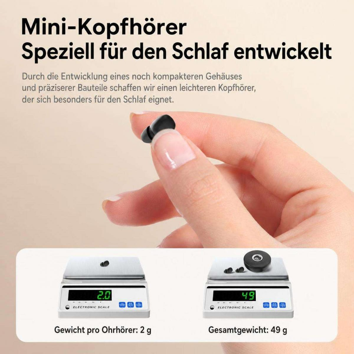 Ein kleiner schwarzer Kopfhörer auf einer Fingerspitze; darunter zwei Waagen zeigen 2g und 49g.