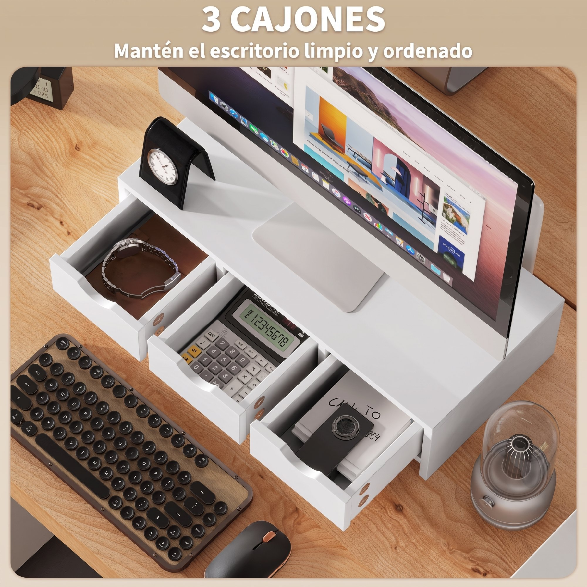 Un organizador de escritorio blanco con tres cajones que contiene un reloj, calculadora y notas sobre un escritorio.