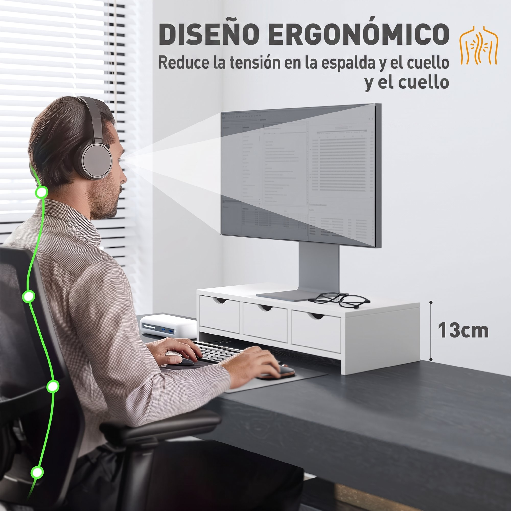 Un hombre se sienta ergonómicamente en su escritorio con un monitor en un soporte blanco, escribiendo en el teclado.