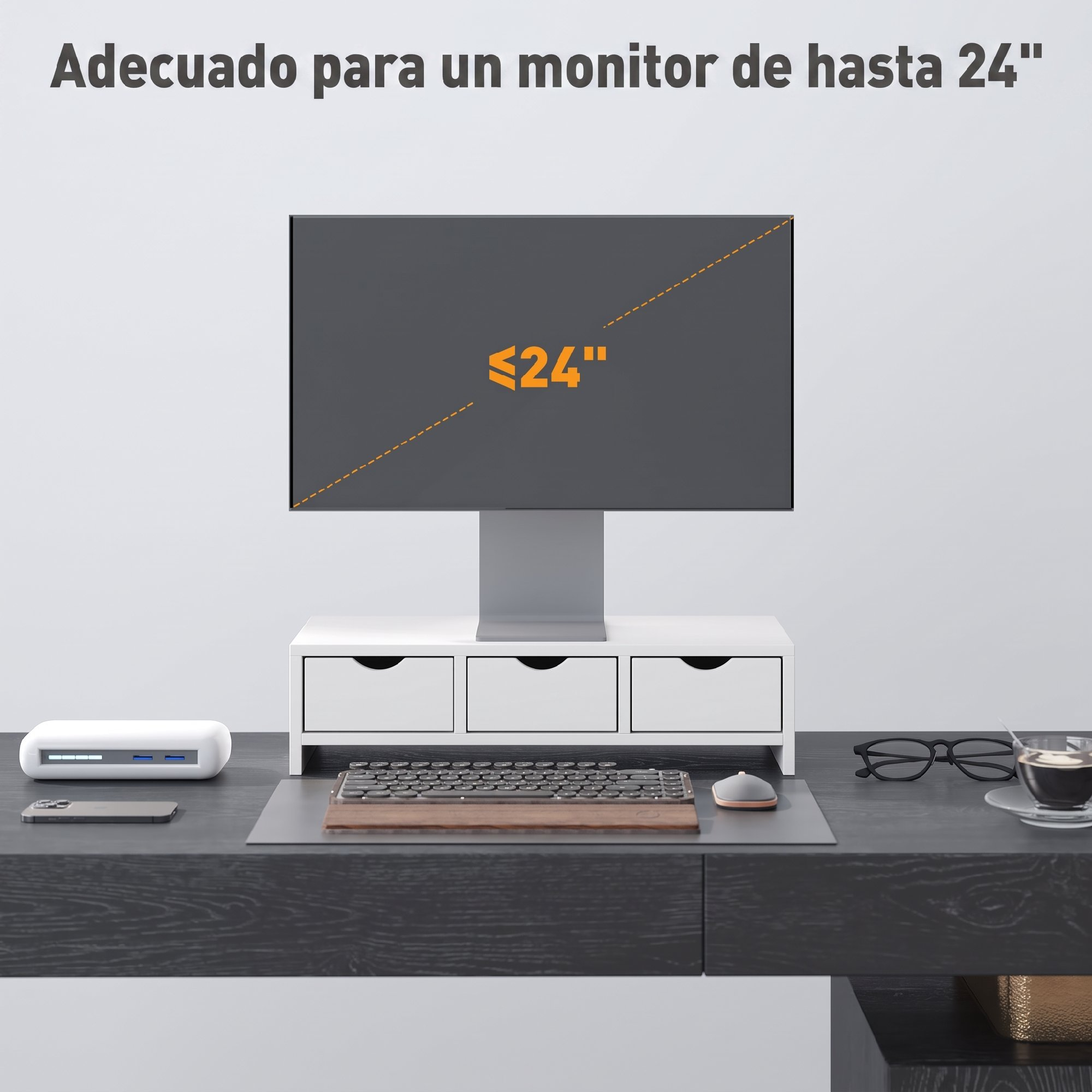 Un soporte para monitor blanco con tres cajones sobre un escritorio oscuro con monitor, teclado y taza de café.