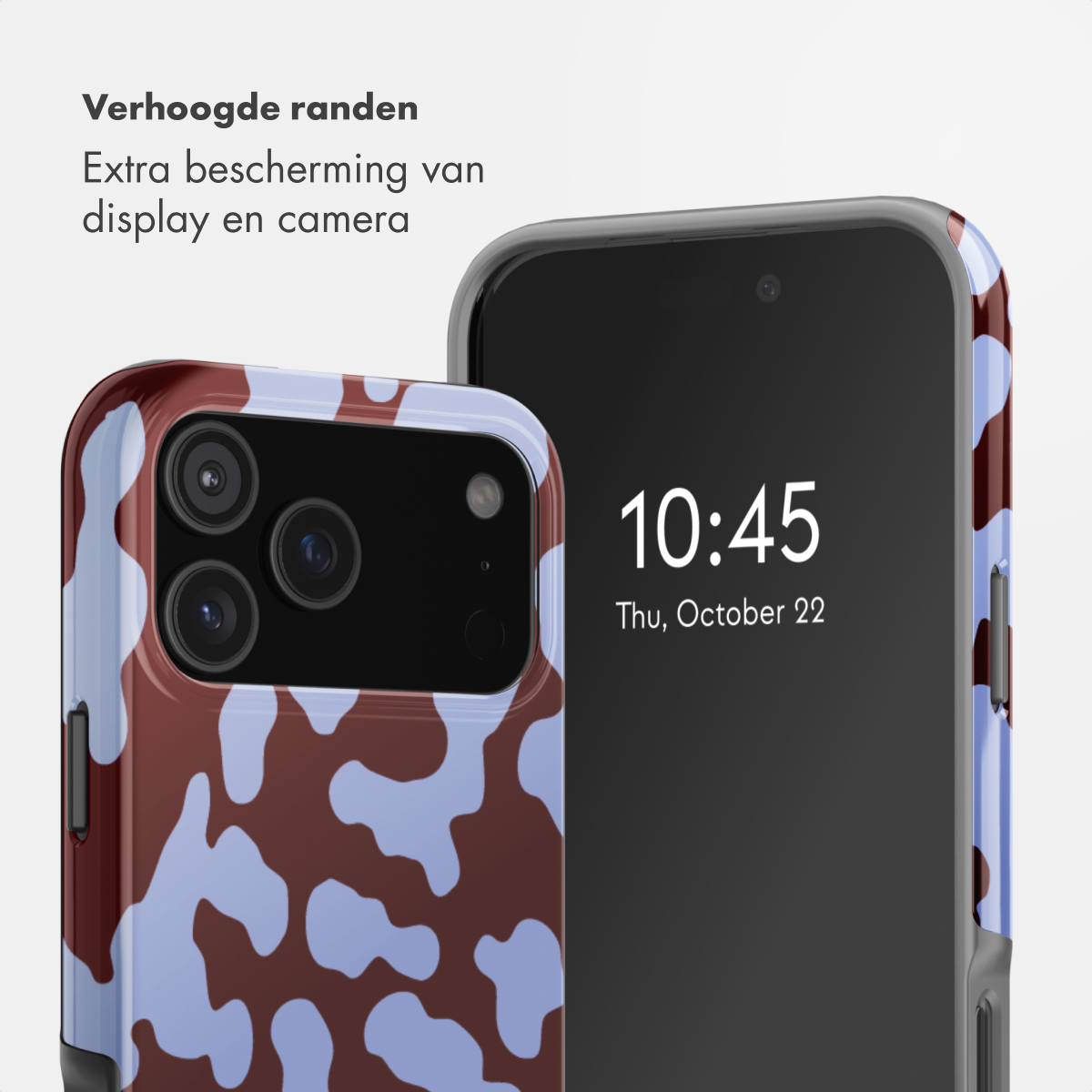 Twee smartphones met bruin-blauwe koeienprint beschermhoesjes tegen een lichte achtergrond.