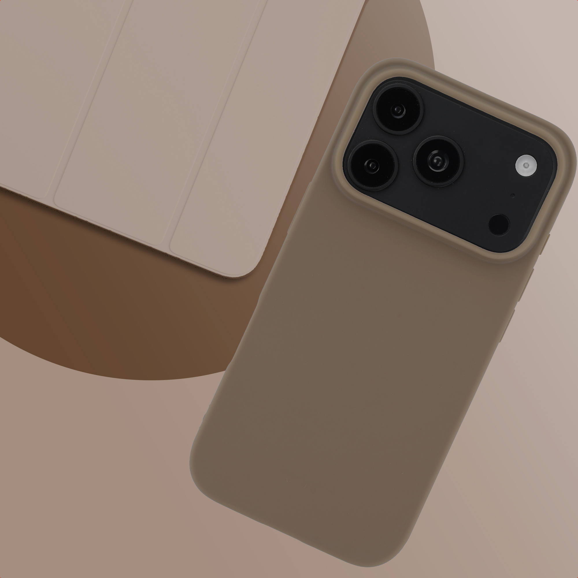 Een beige smartphone met driedubbele camera in beschermhoes naast een bijpassende tablethoes.