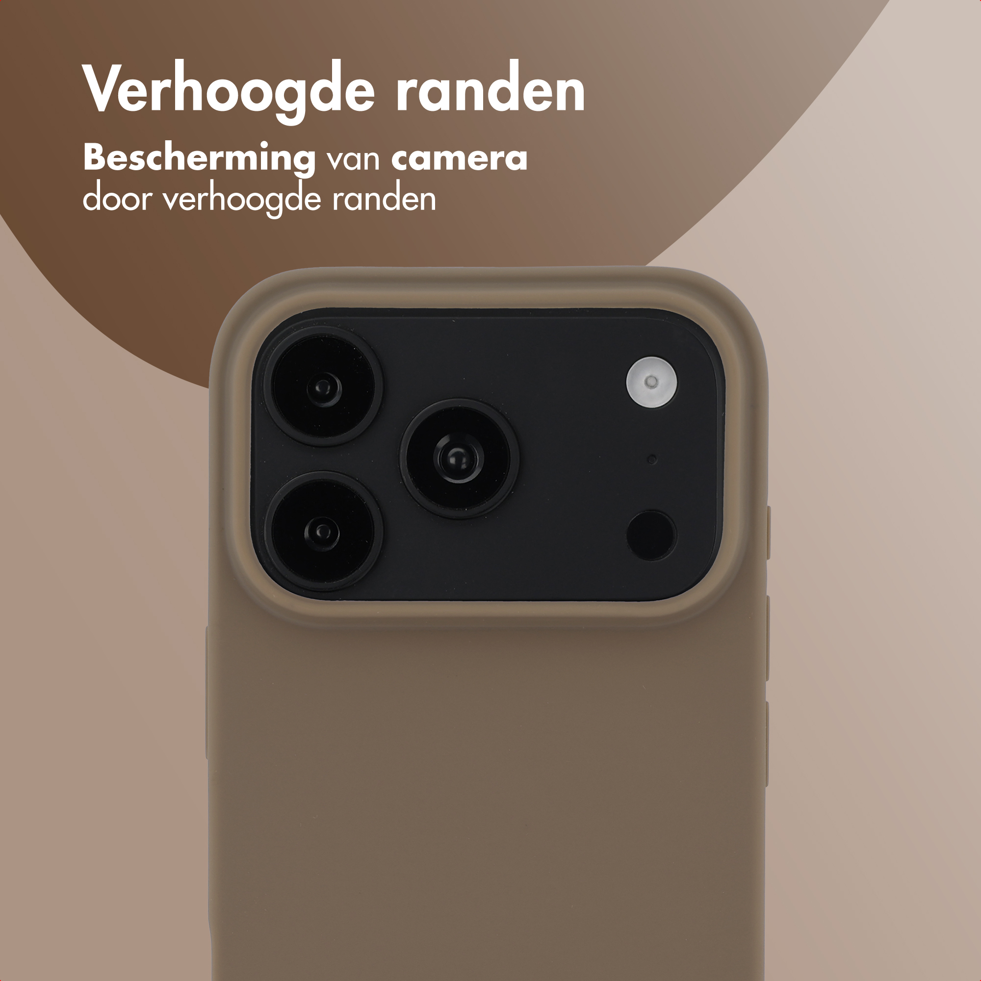 Close-up van een telefoonhoesje met opstaande randen rond de cameramodule.