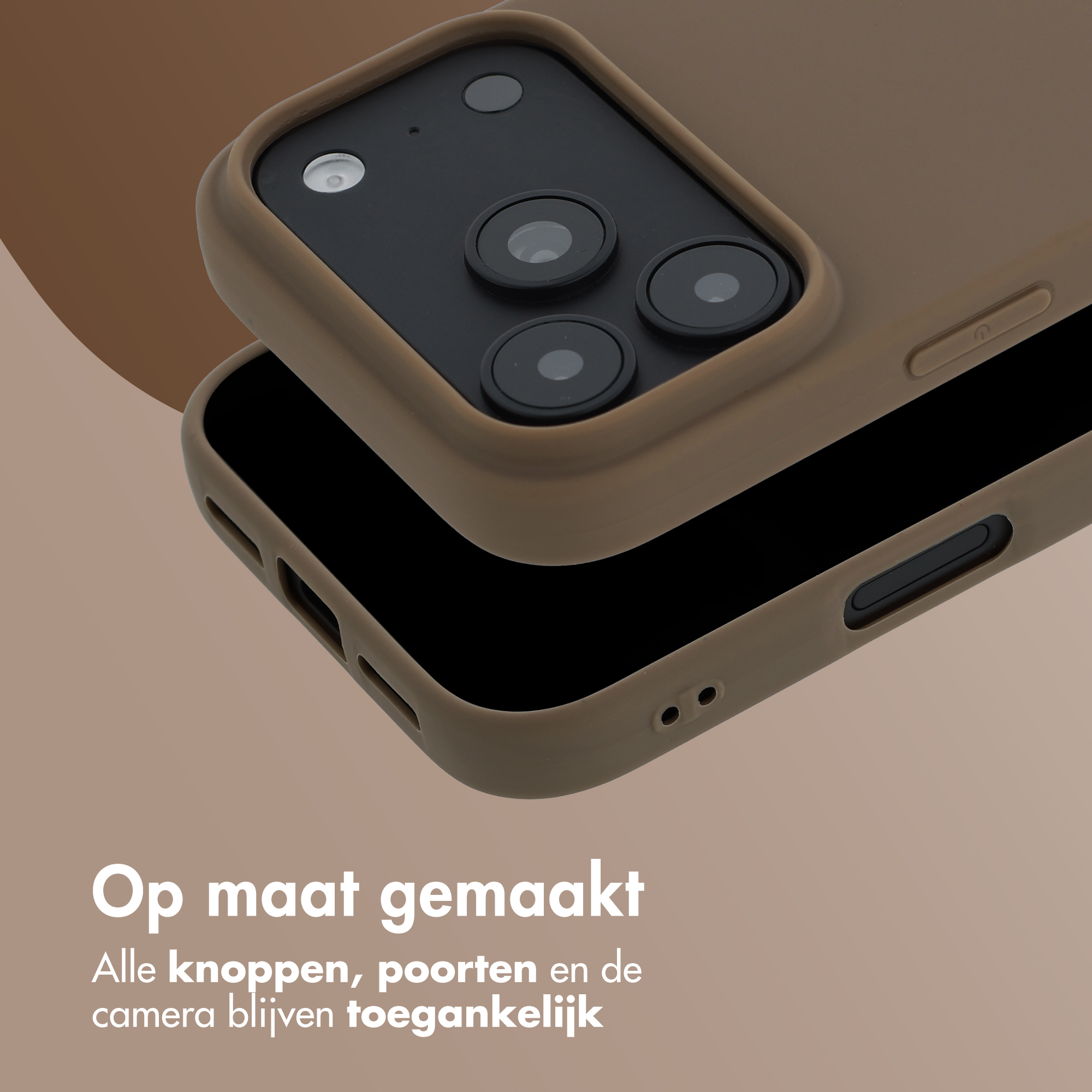 Twee bruine telefoonhoesjes met uitsparingen voor camera's en poorten op een bruine achtergrond.