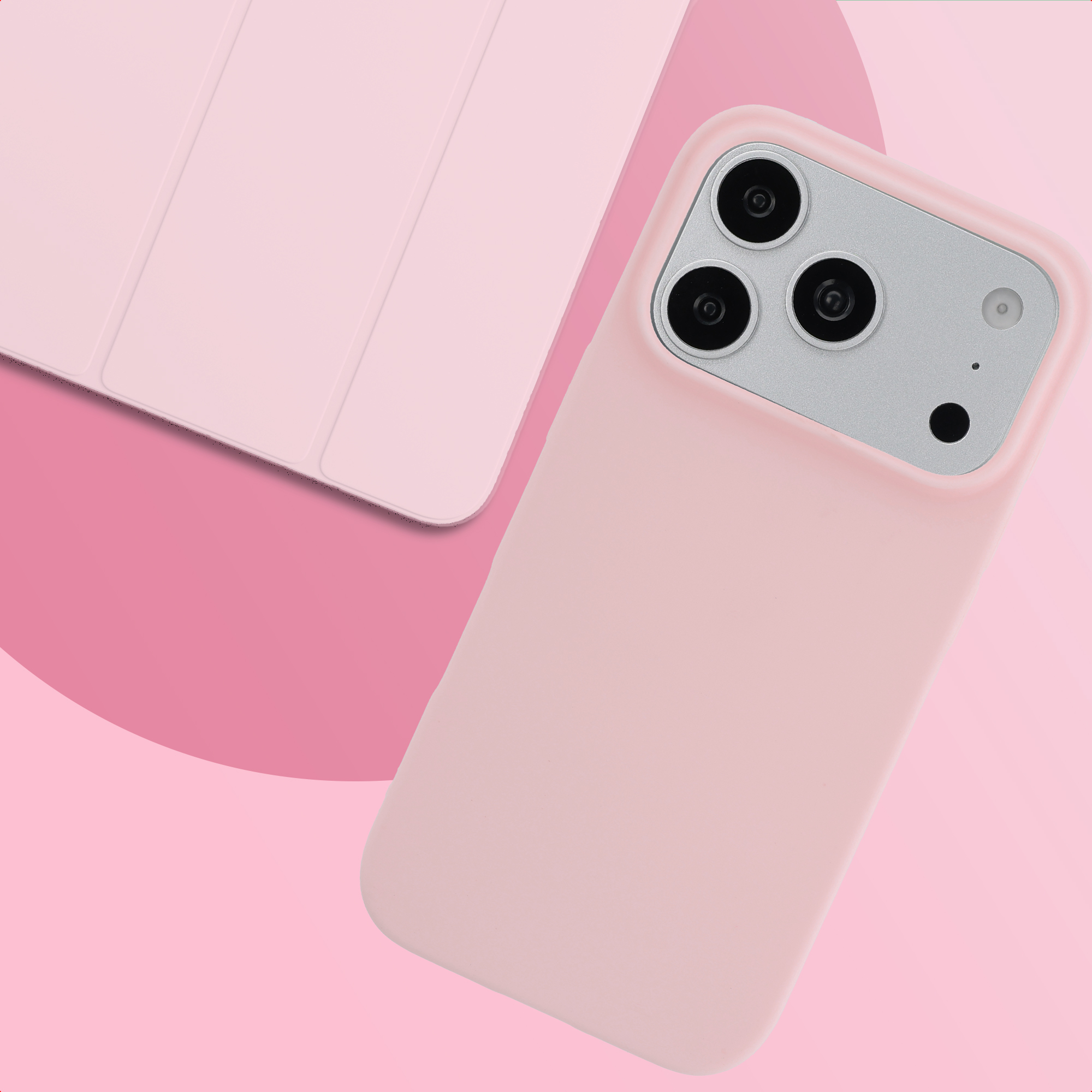 Een roze smartphone in een hoesje en een bijpassende roze tablethoes tegen een roze achtergrond.