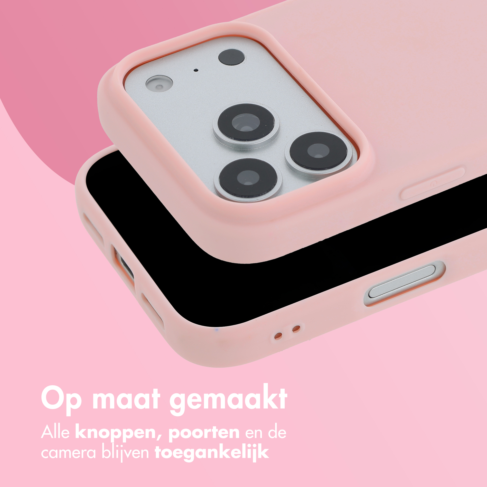 Roze smartphone in een pastelroze hoesje met zichtbare cameralenzen en knoppen op een roze achtergrond.