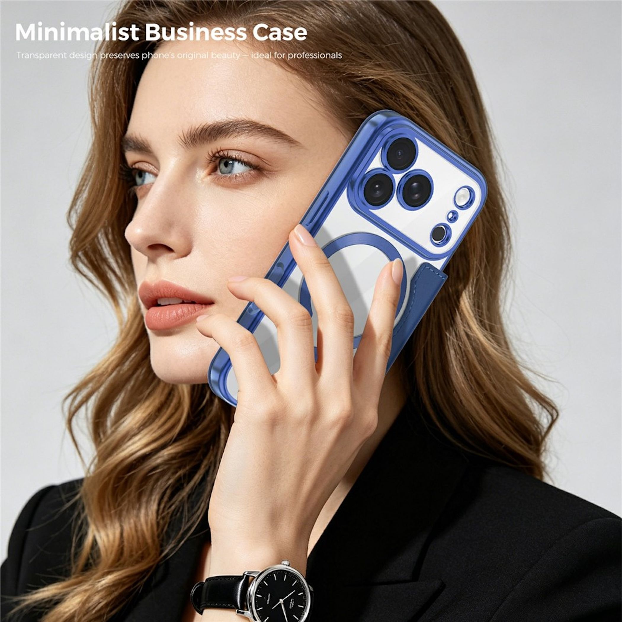 Eine Frau in einem schwarzen Blazer hält ein iPhone mit blauer Hülle an ihr Ohr.
