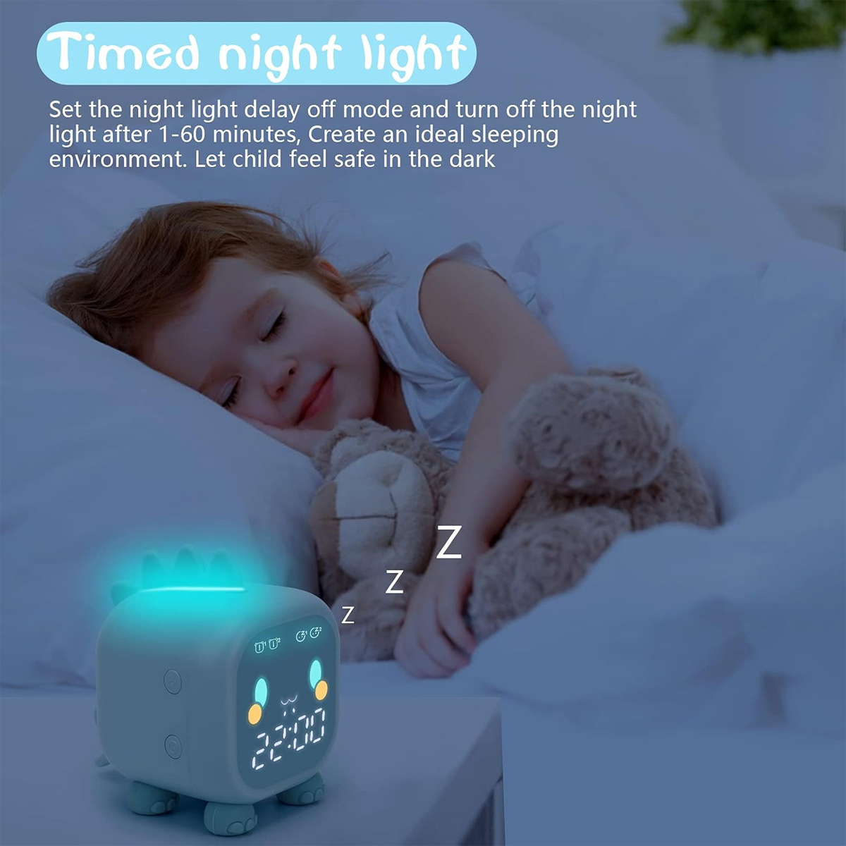 Ein Kind schläft friedlich im Bett mit einem Kuscheltier, während ein blau leuchtender Dinosaurier-Wecker auf dem Nachttisch steht.
