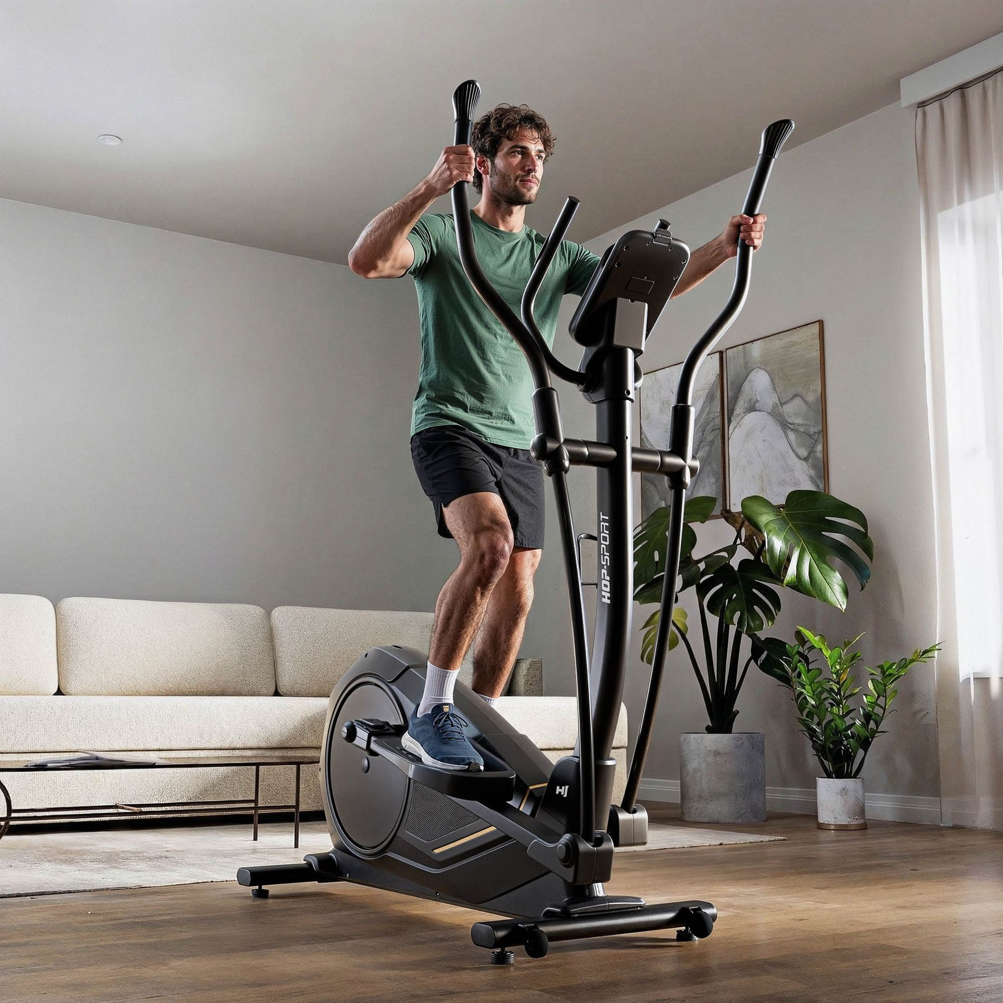 Ein Mann im grünen T-Shirt trainiert in einem hellen Wohnzimmer auf einem Crosstrainer.