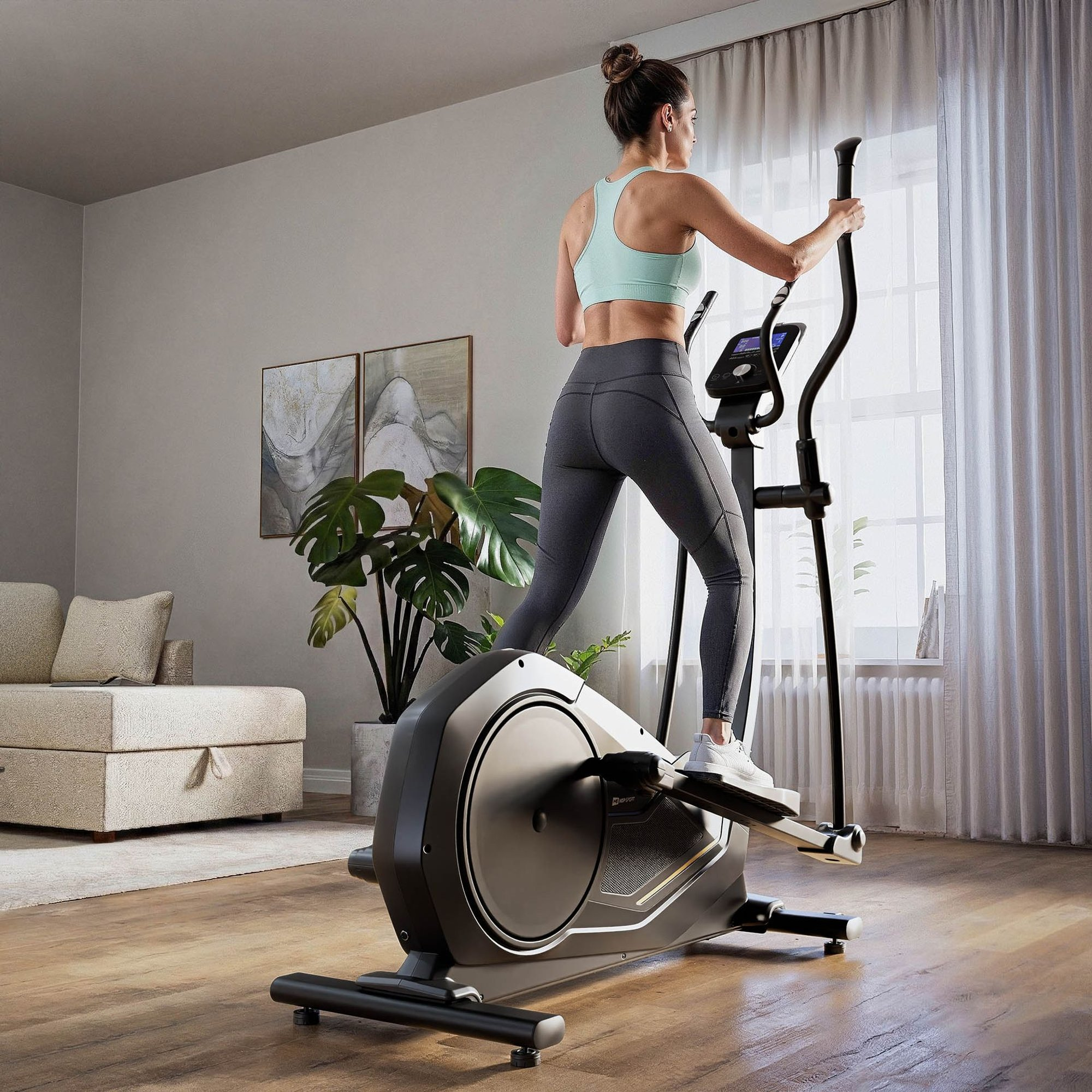 Eine Frau in Sportkleidung trainiert auf einem Crosstrainer in einem hellen Wohnzimmer mit Pflanzen.