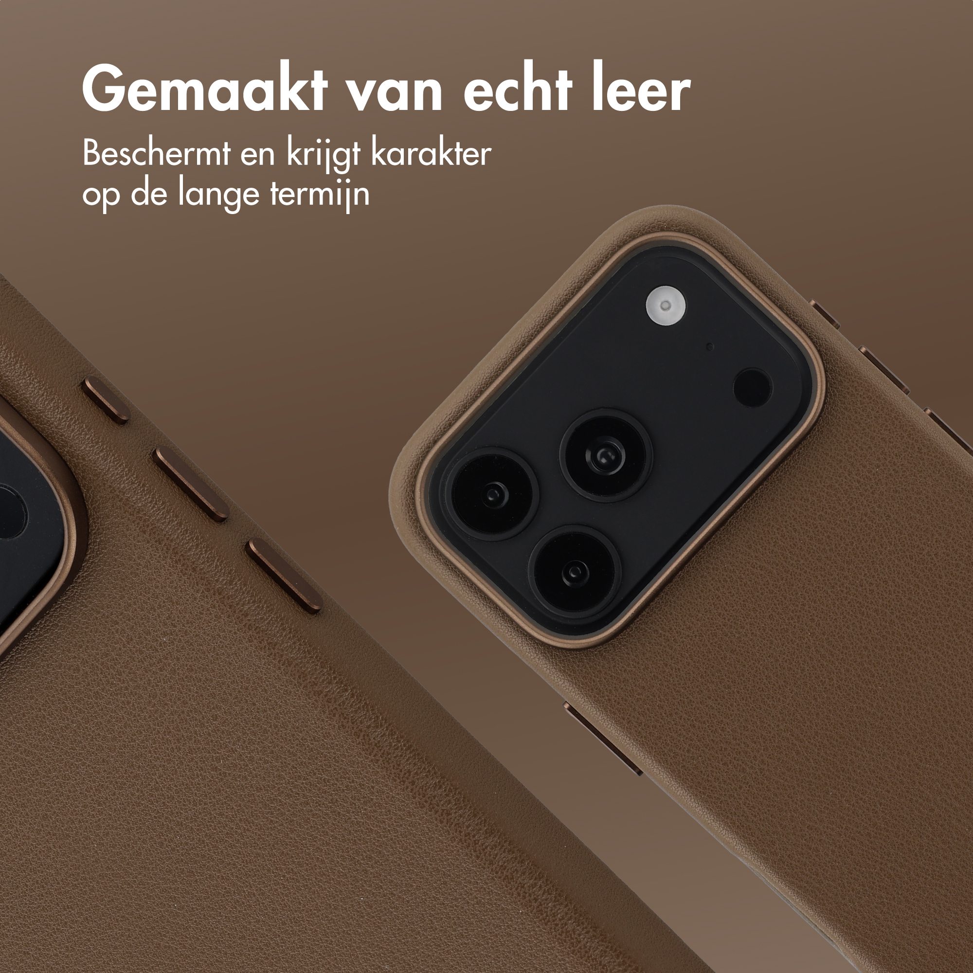 Deux coques de téléphone en cuir marron sur fond marron avec texte néerlandais.