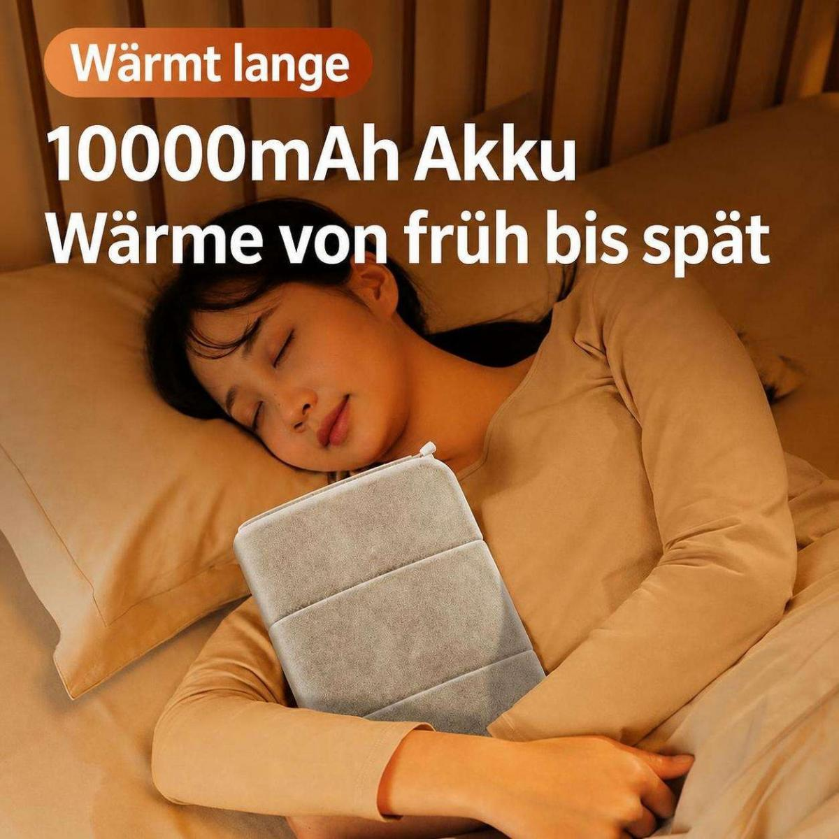 Eine junge Frau schläft friedlich im Bett und umarmt ein graues, kissenähnliches Wärmegerät.
