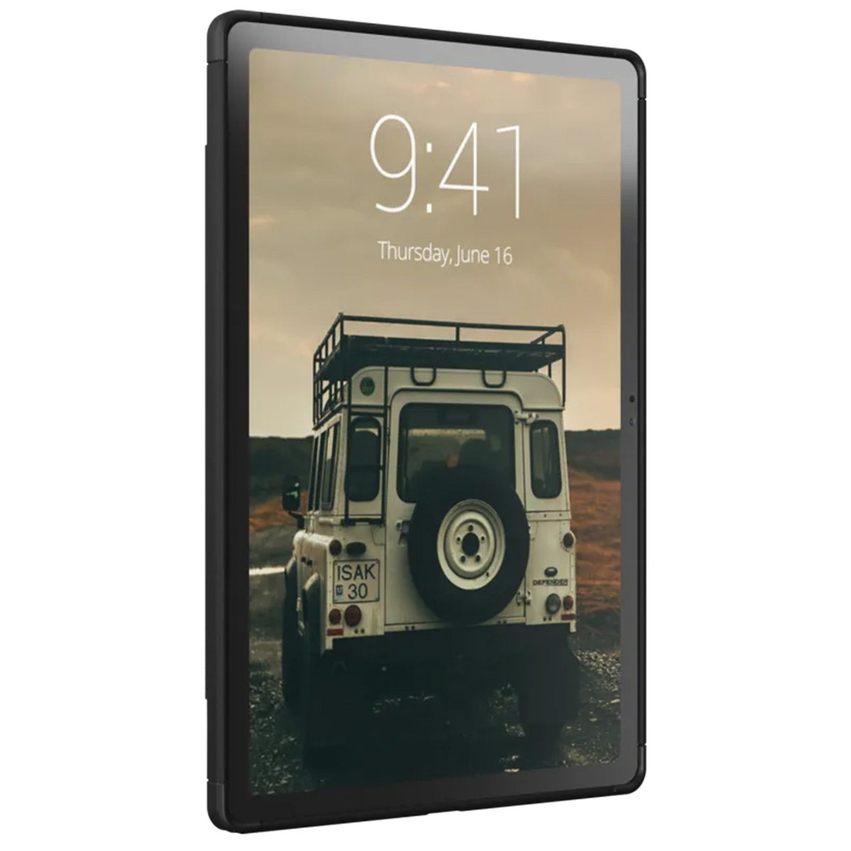 Czarny tablet przedstawia białego SUV-a w surowym krajobrazie z godziną 9:41 na ekranie.