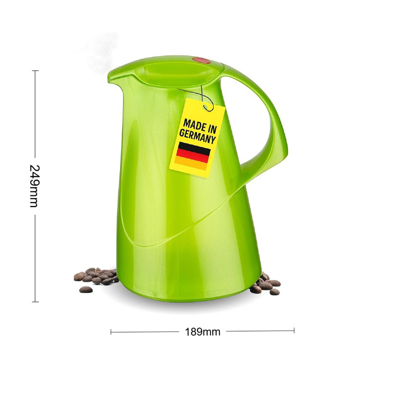 Eine glänzende grüne Isolierkanne mit Made in Germany-Etikett, dampfendem Ausguss und Kaffeebohnen am Fuß mit Maßen.
