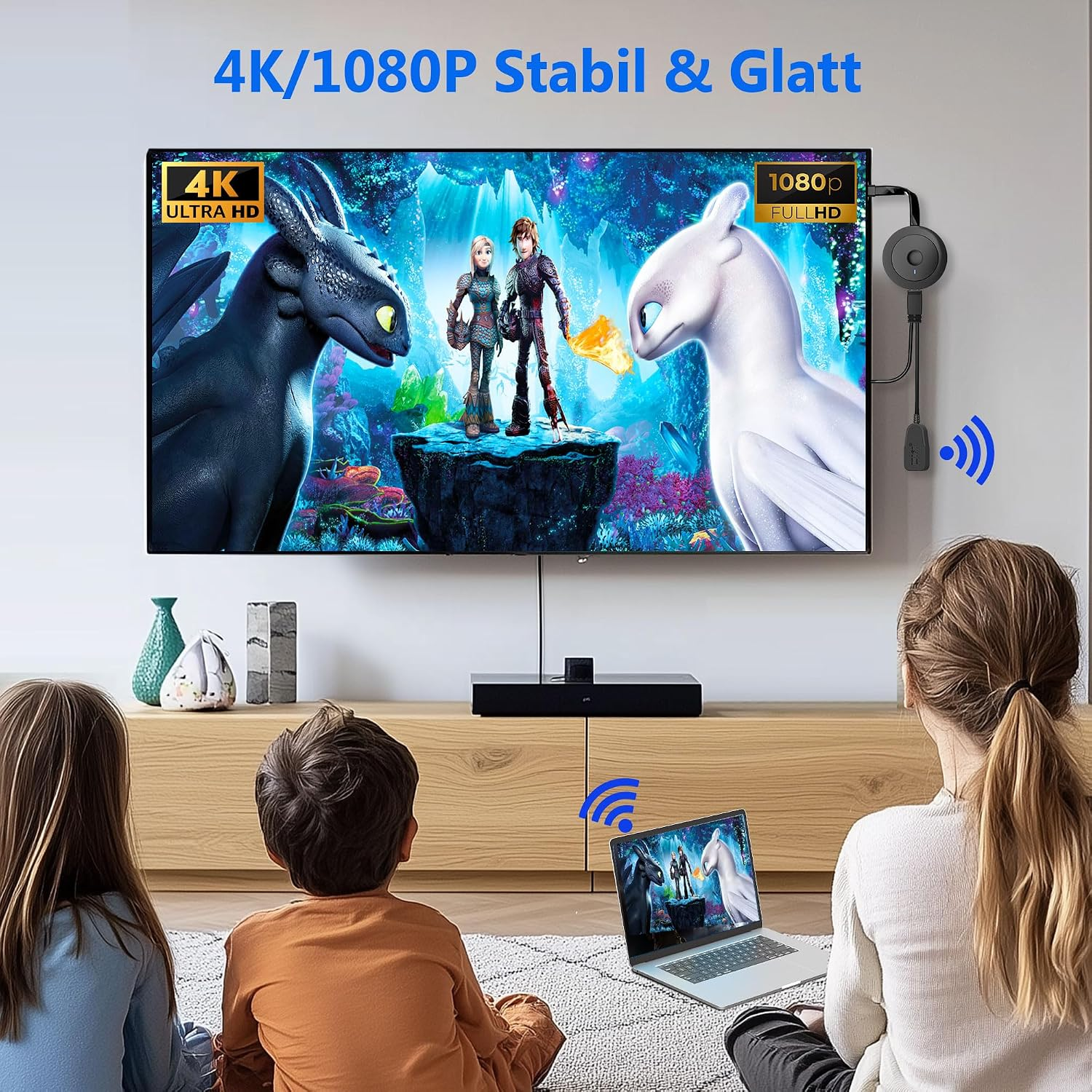 Eine Familie sitzt vor einem Fernseher mit einer animierten Szene und einem Laptop auf dem Teppich.
