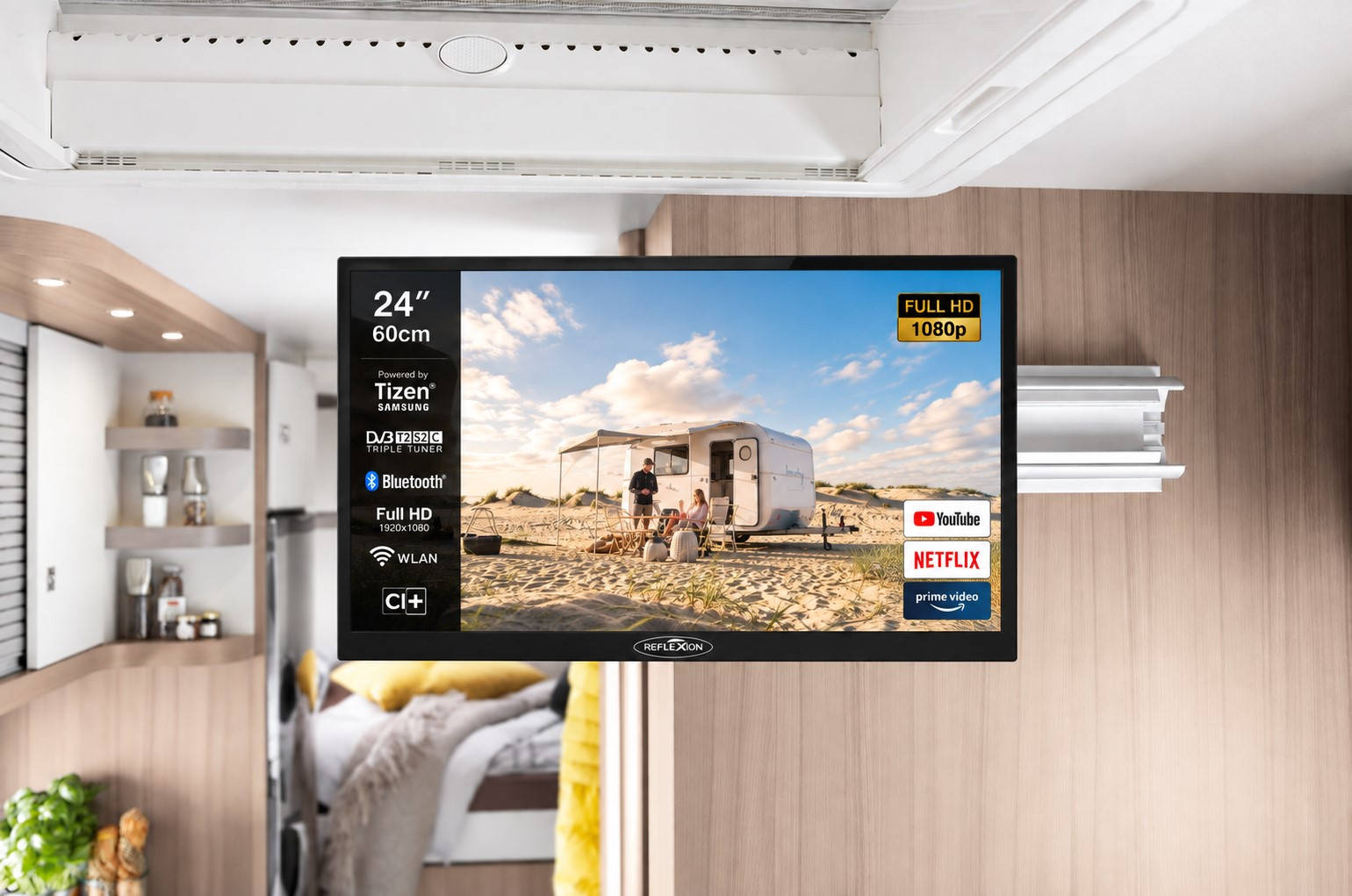 Ein Fernseher an einer HolzWand in einem Wohnmobil zeigt eine Campinglandschaft auf dem Bildschirm.