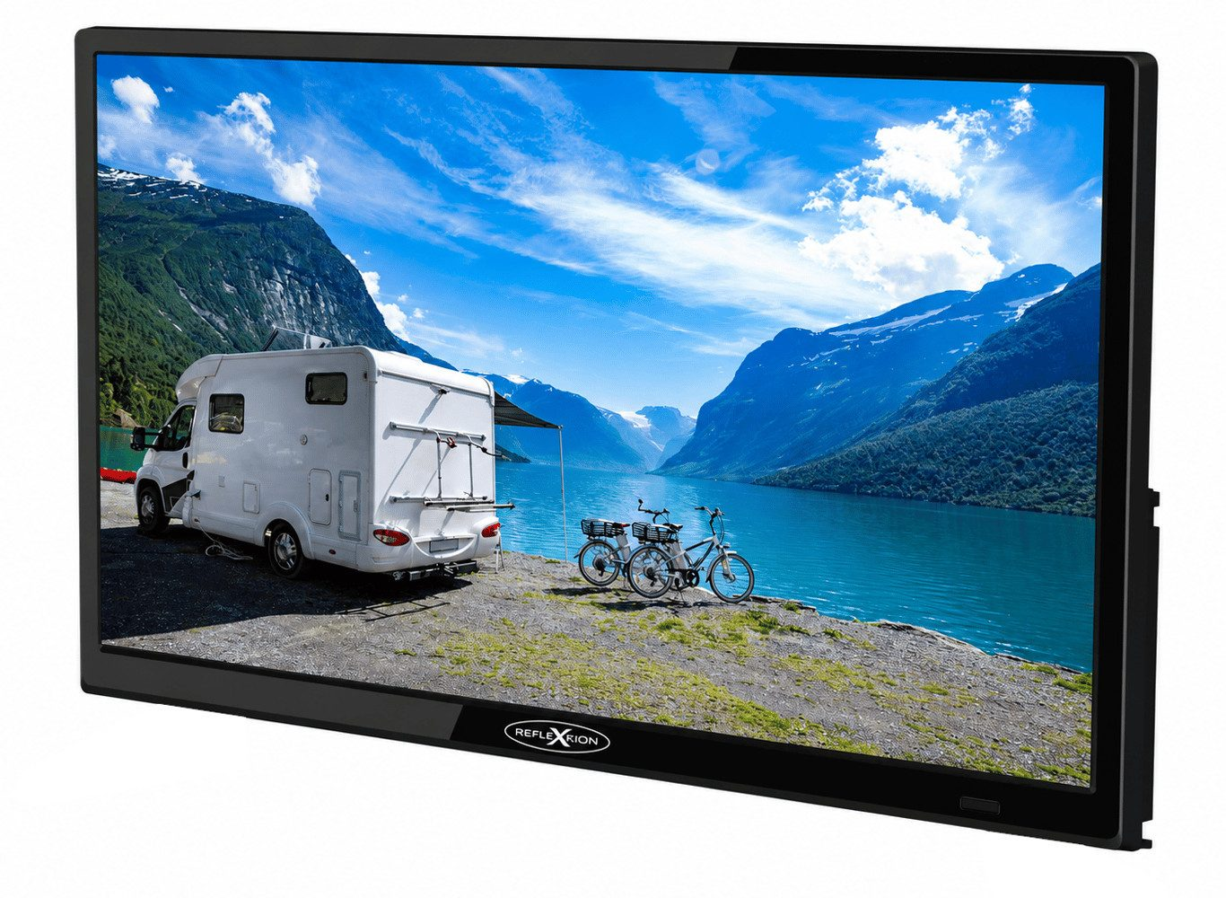 Ein schwarzer Flachbildfernseher zeigt eine malerische Landschaft mit Wohnmobil, See und Bergen unter blauem Himmel.