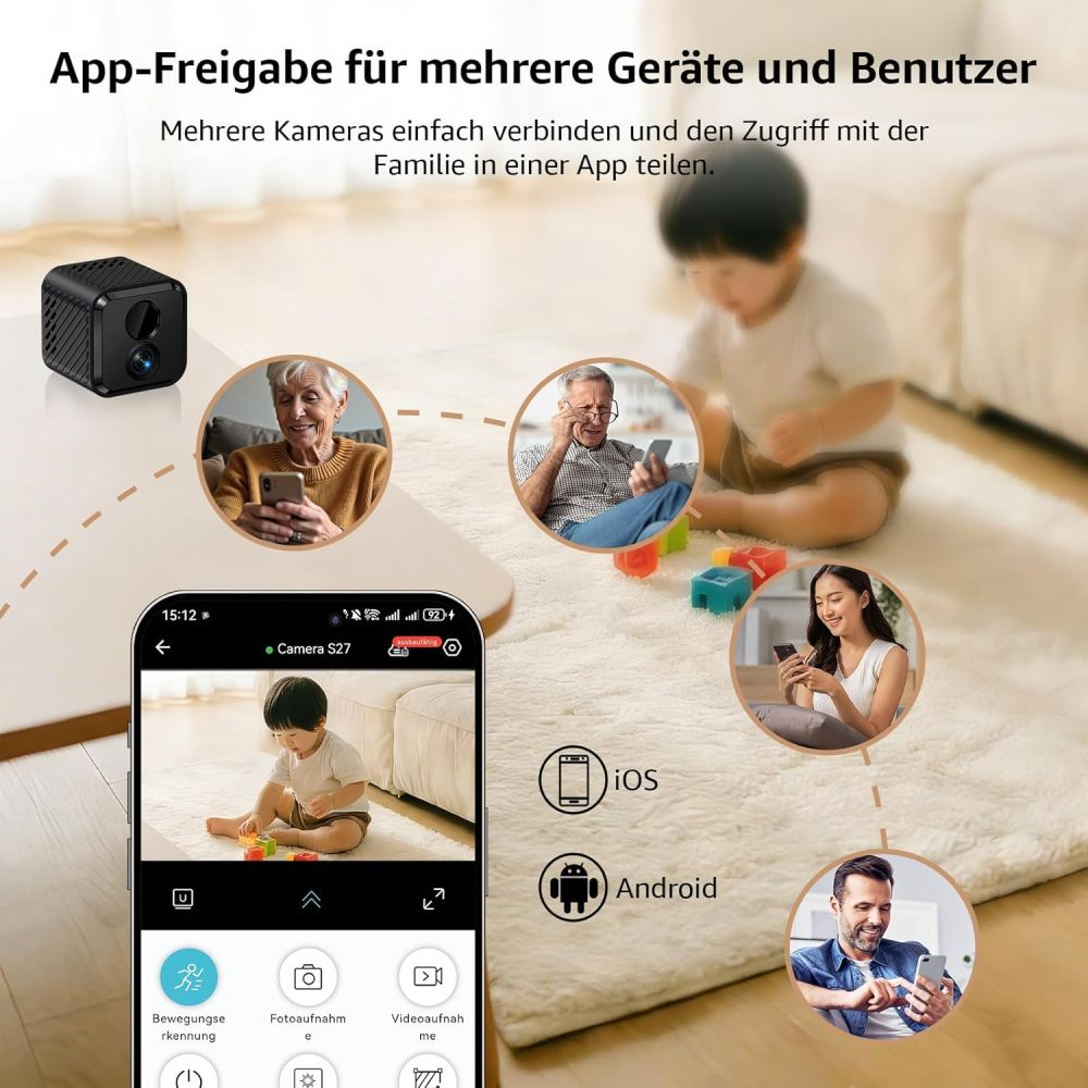 Eine schwarze Mini-Kamera auf einem Tisch und Familienmitglieder, die den Livestream auf Smartphones ansehen.