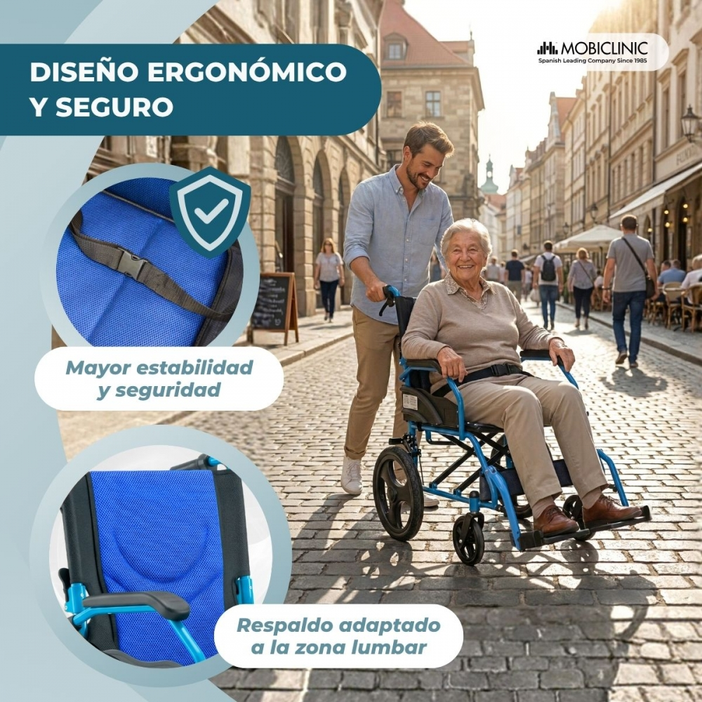 Un hombre empuja a una mujer mayor sonriente en una silla de ruedas azul por una calle histórica.