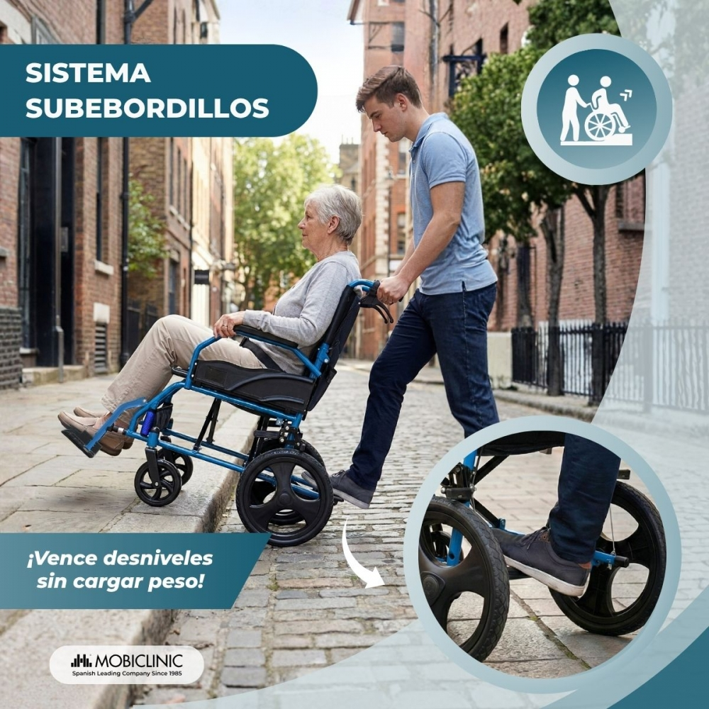Un hombre empuja a una anciana en una silla de ruedas azul sobre un bordillo en una calle antigua.