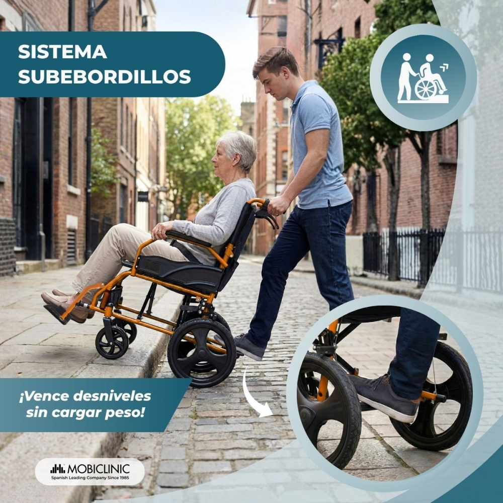 Un hombre empuja a una mujer mayor en una silla de ruedas naranja sobre un bordillo.