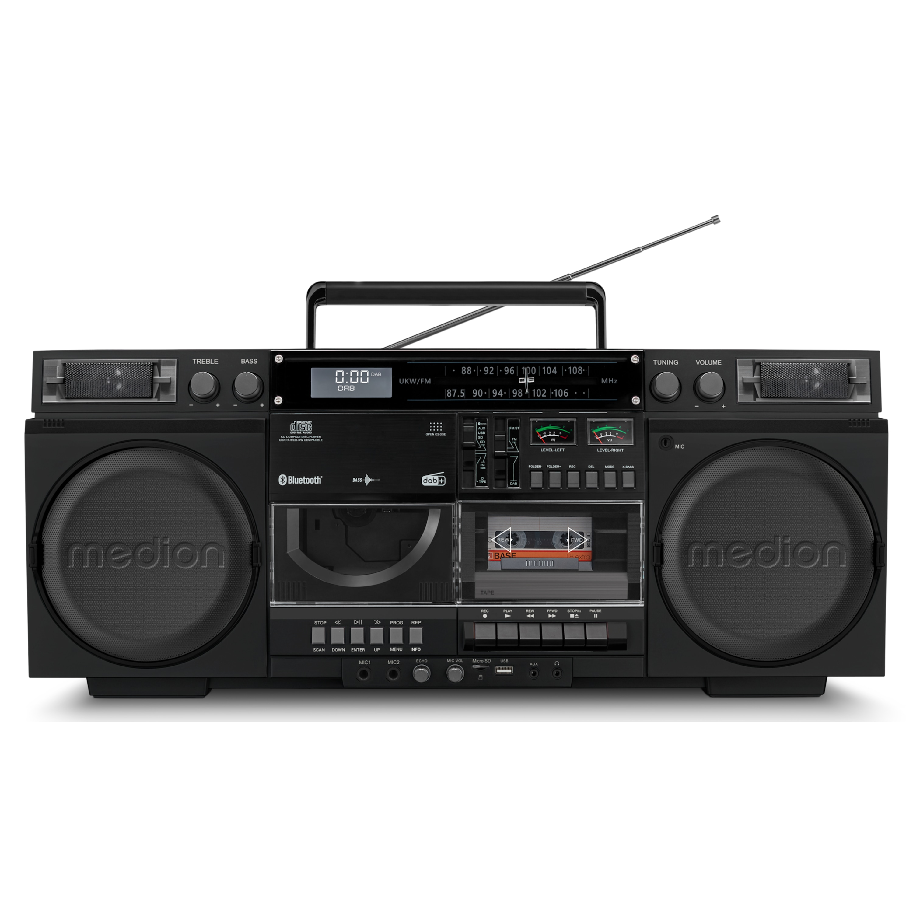 Boombox retro nero con lettore CD, piastra per cassette, display digitali e antenna su sfondo bianco.