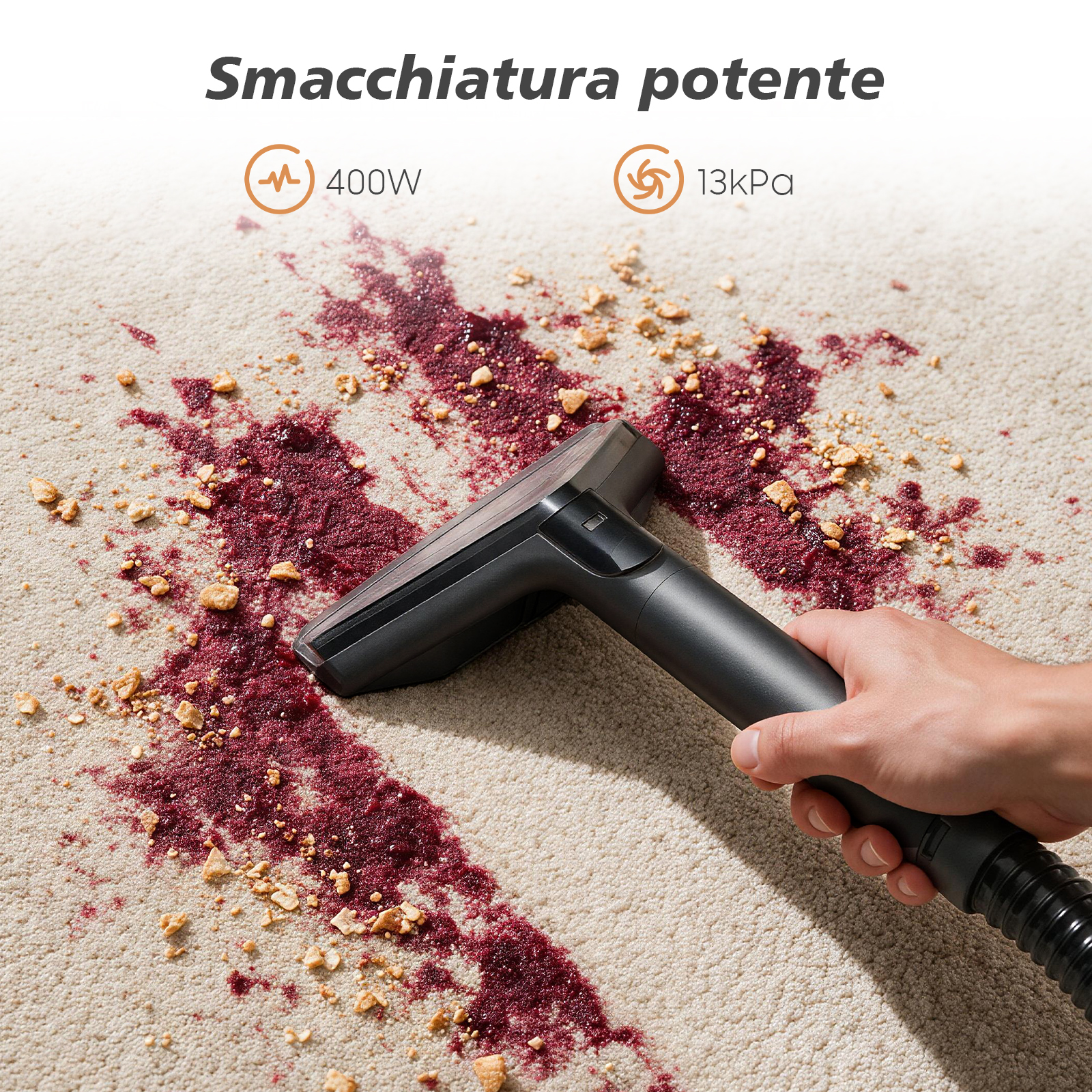 Un aspirapolvere pulisce un tappeto con macchia rossa e briciole. Testo con 400W e 13kPa.