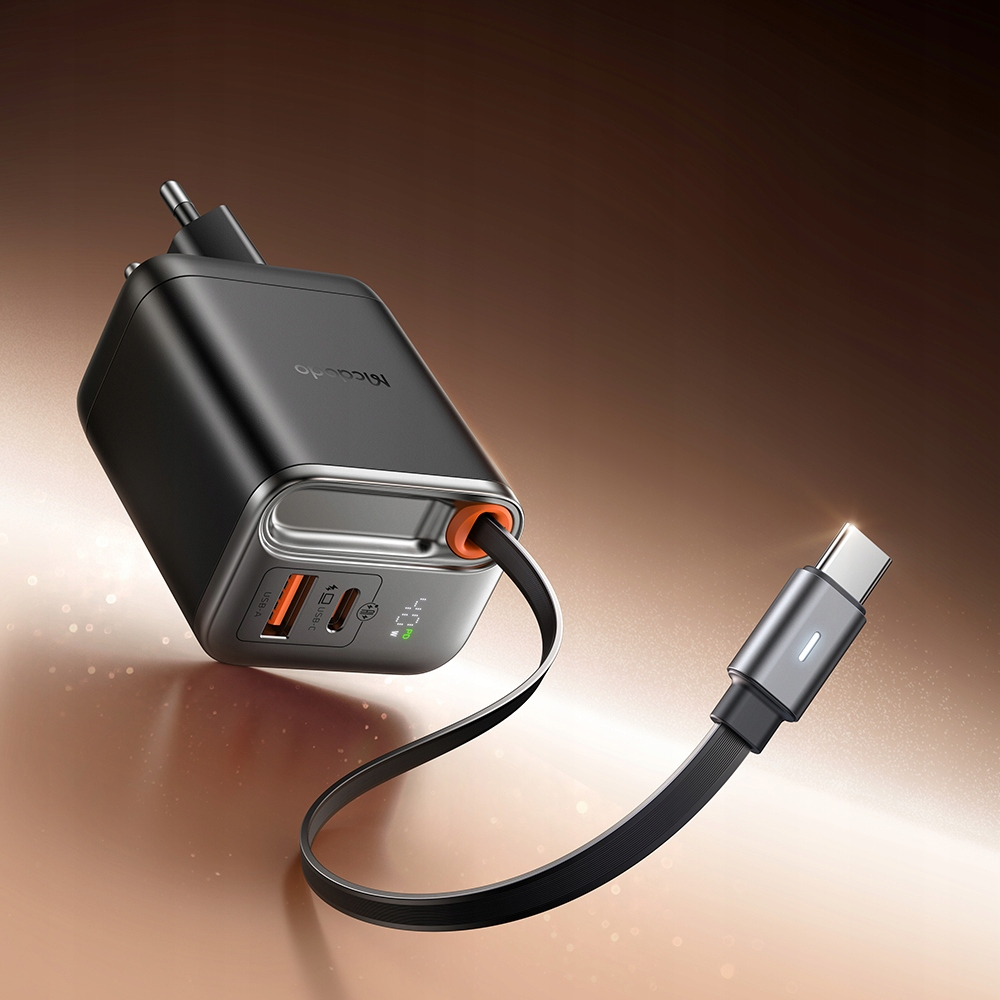Sıcak kahverengi arka planda USB-C ve USB-A bağlantı noktalarına ve bağlı bir USB-C kablosuna sahip siyah duvar şarj cihazı.