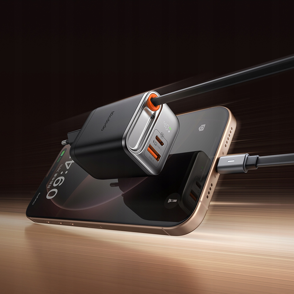 USB bağlantı noktalarına sahip siyah bir Mcdodo şarj cihazı, ahşap bir yüzeyde akıllı telefonu şarj ediyor.