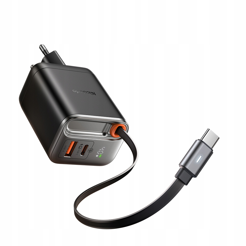 Beyaz arka planda çoklu portlu, dijital ekranlı ve entegre USB-C kablolu siyah duvar şarj cihazı.