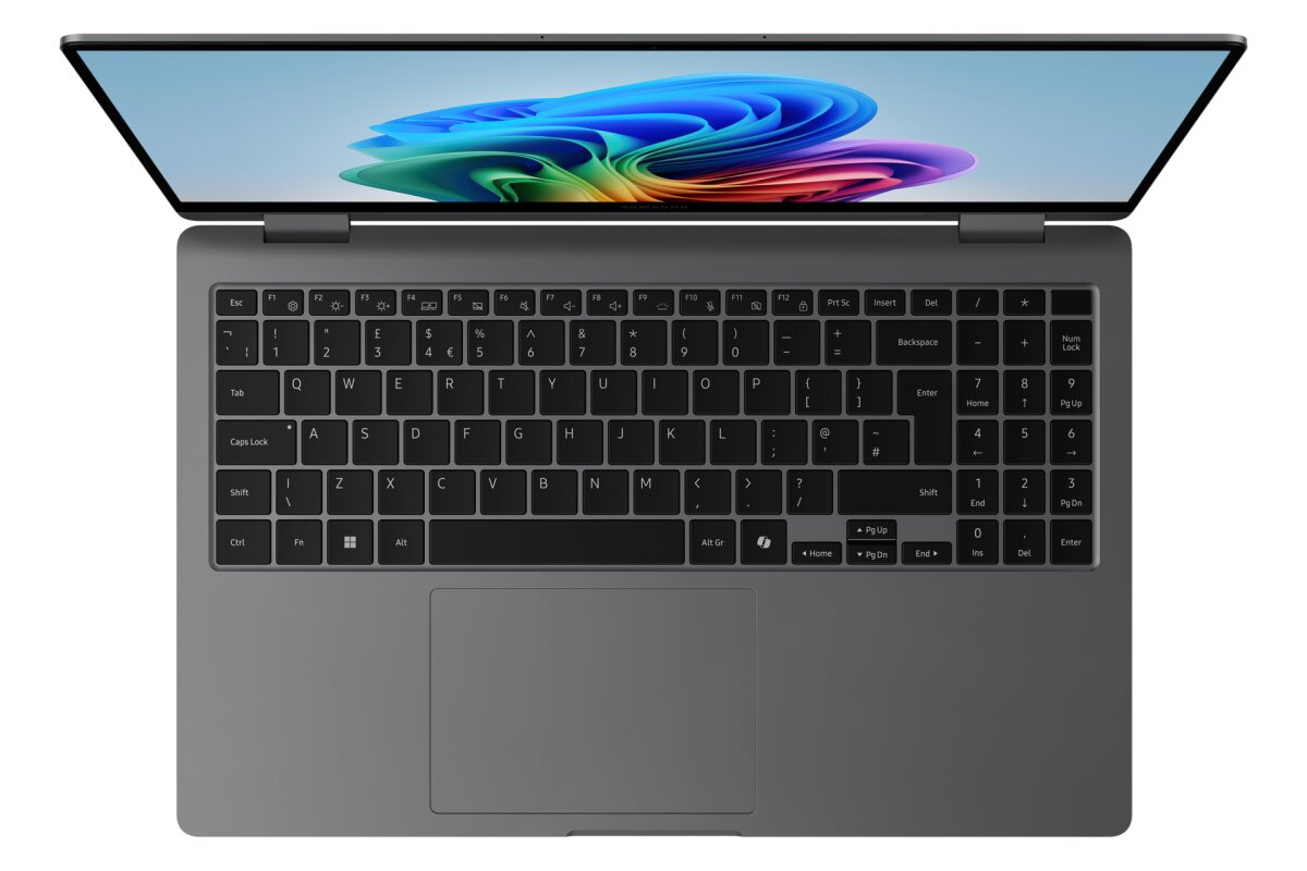 Vista dall'alto di un computer portatile grigio scuro con schermo, tastiera QWERTY completa, tastierino numerico e touchpad.